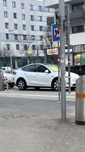 Parkplatznot in der Wiener Seestadt: E-Autofahrer parkt aus Frust am Gehsteig. Streit um Ladesäulen zeigt die angespannte Lage.