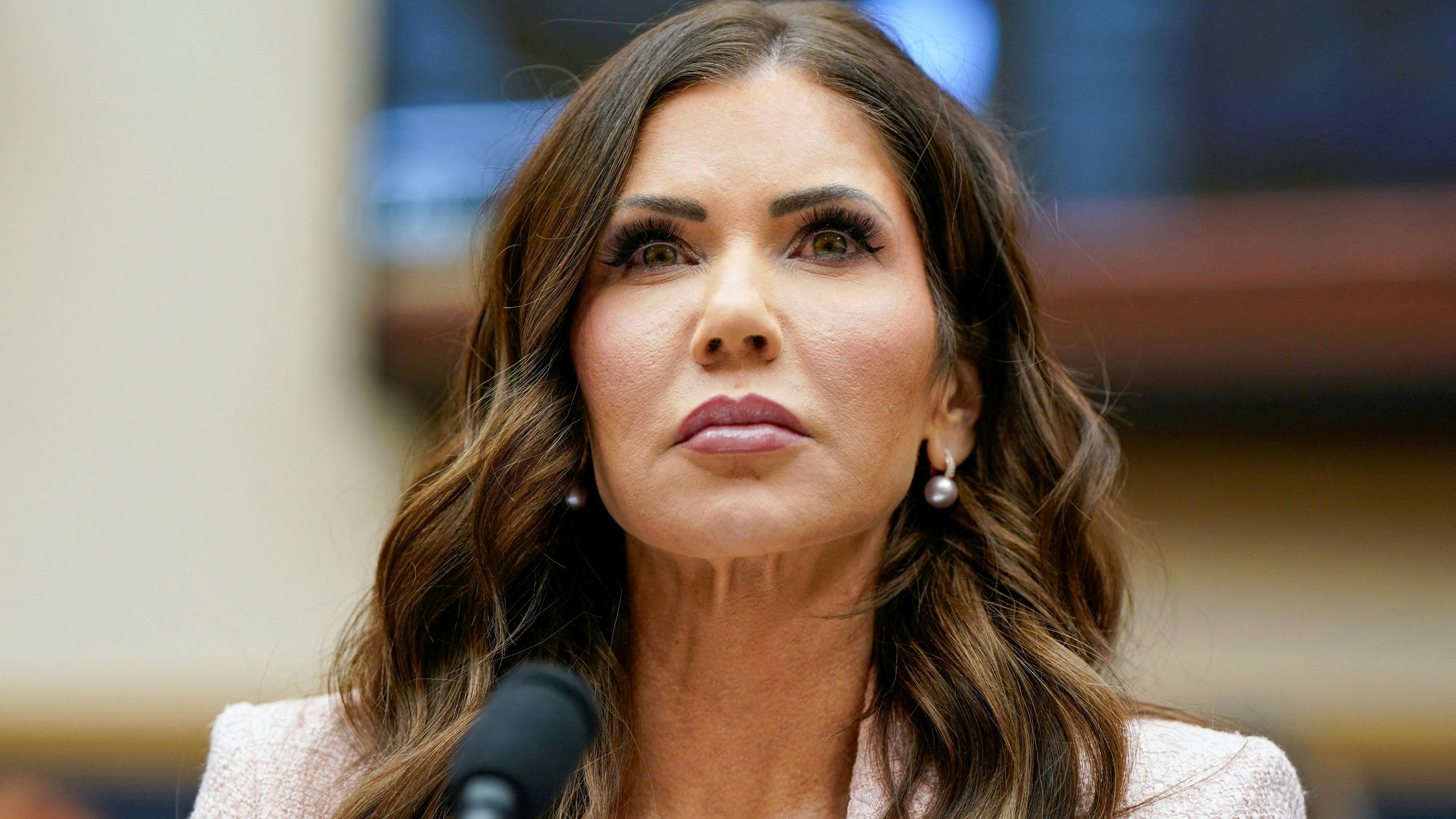 Die 54-Jährige war bisher als das Gesicht der von Trump angeordneten Massenabschiebungen von Migranten bekannt.