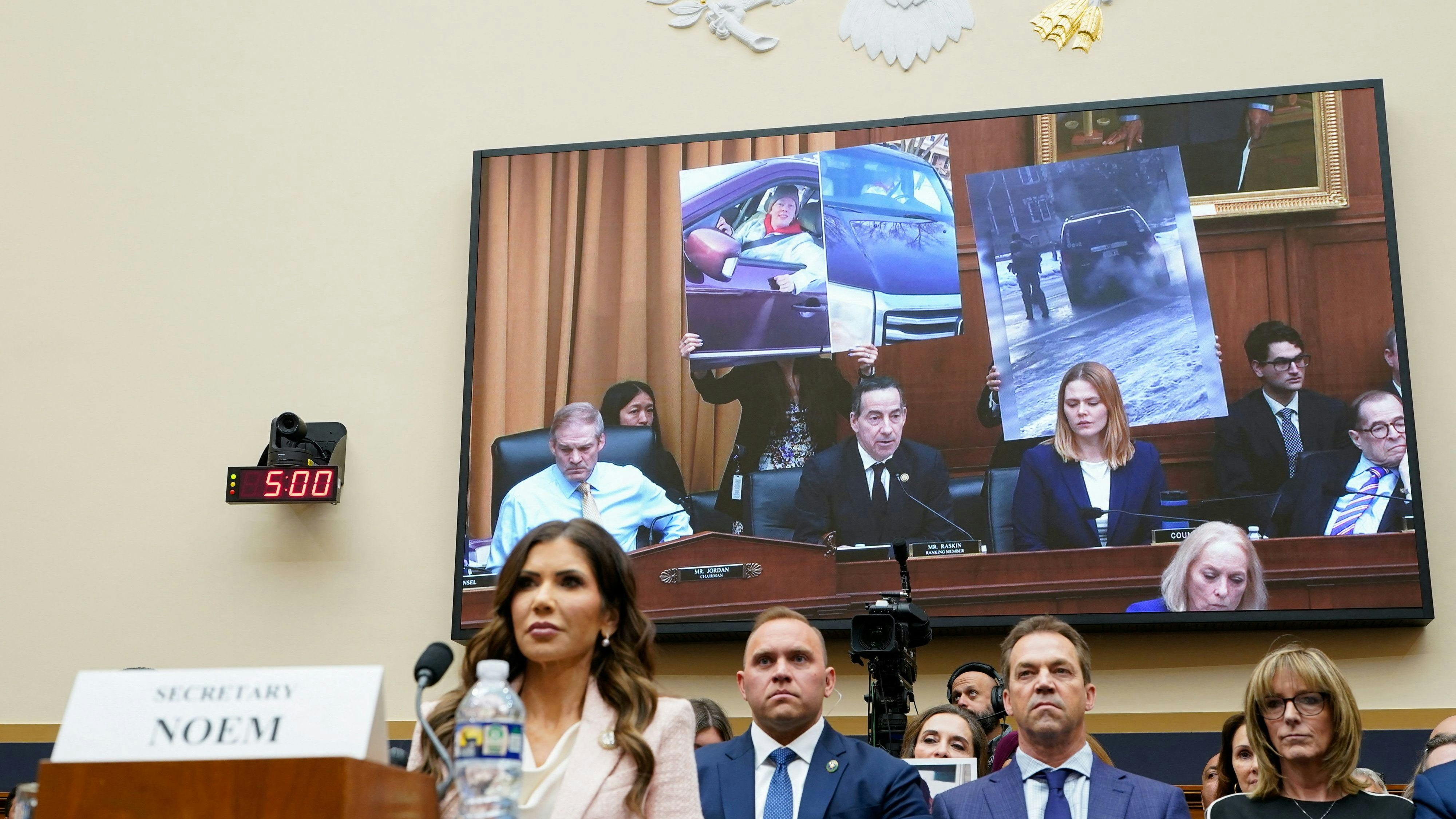 Kristi Noem während ihrer desaströsen Anhörung im Repräsentantenhaus