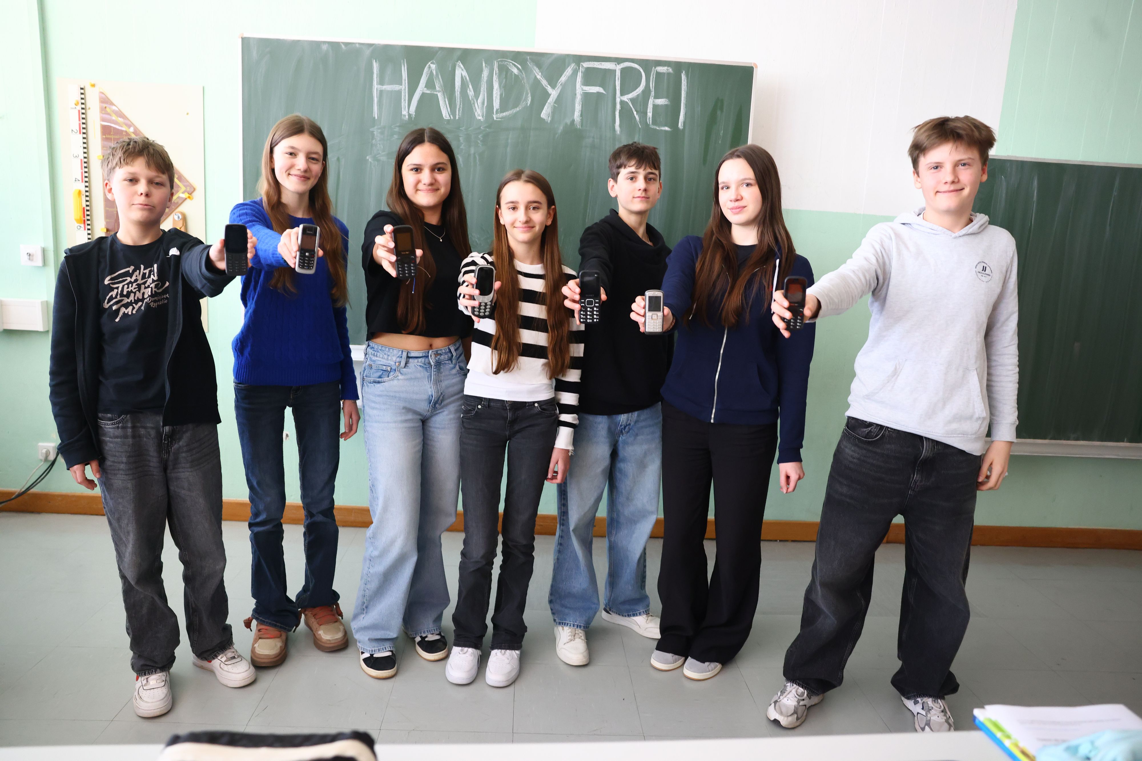 Eine Gruppe der 4d verzichtet auf ihr Smartphone, benützt statt dessen Tastenhandys.