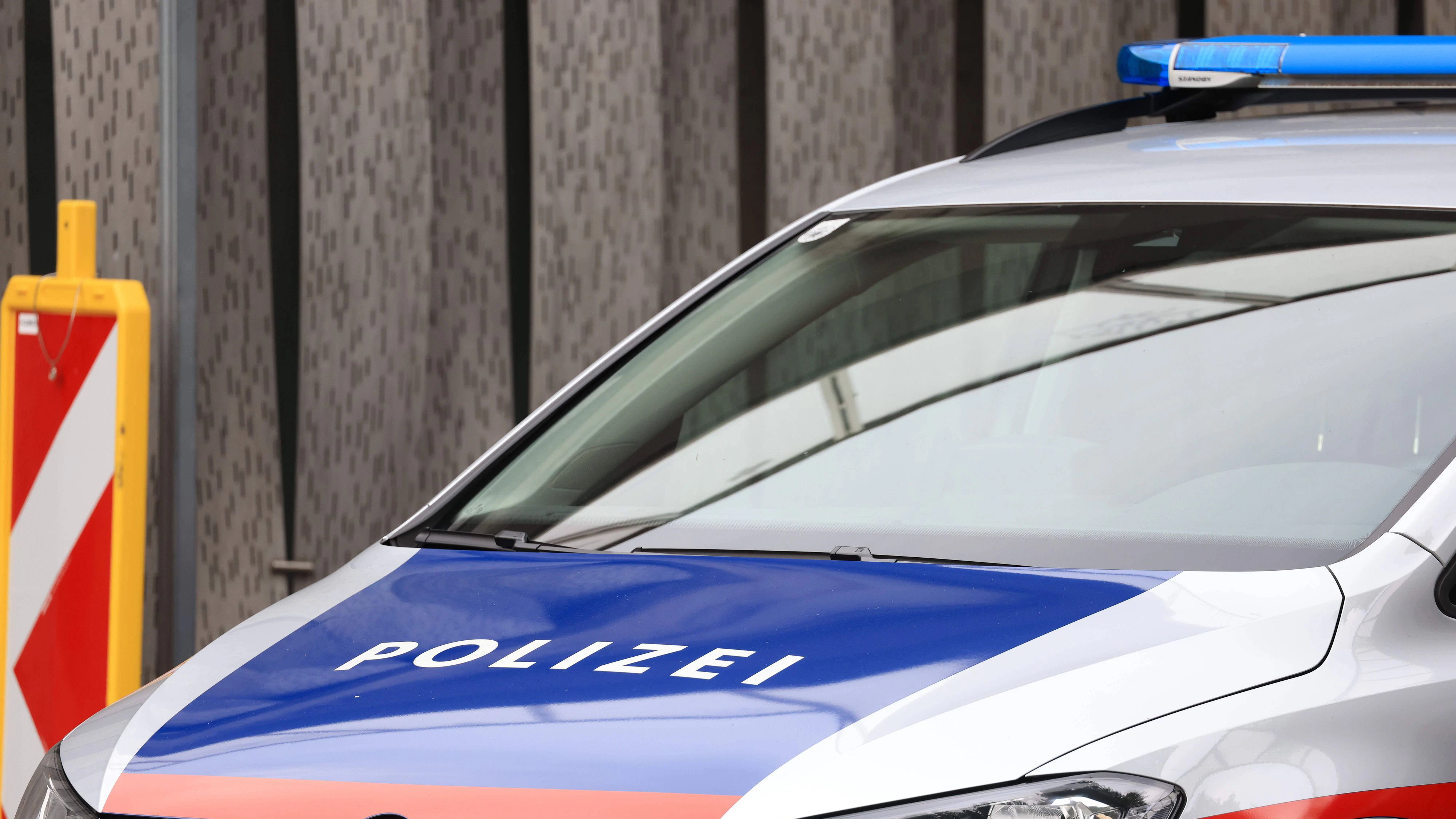Wien, Österreich 16. August 2024: Im Bild: Ein Einsatzfahrzeug der Wiener Polizei mit Blaulicht und Schriftzug. *** Vienna, Austria 16 August 2024 In the picture An emergency vehicle of the Vienna police with blue lights and lettering Copyright: xFotostandx/xFreitagx