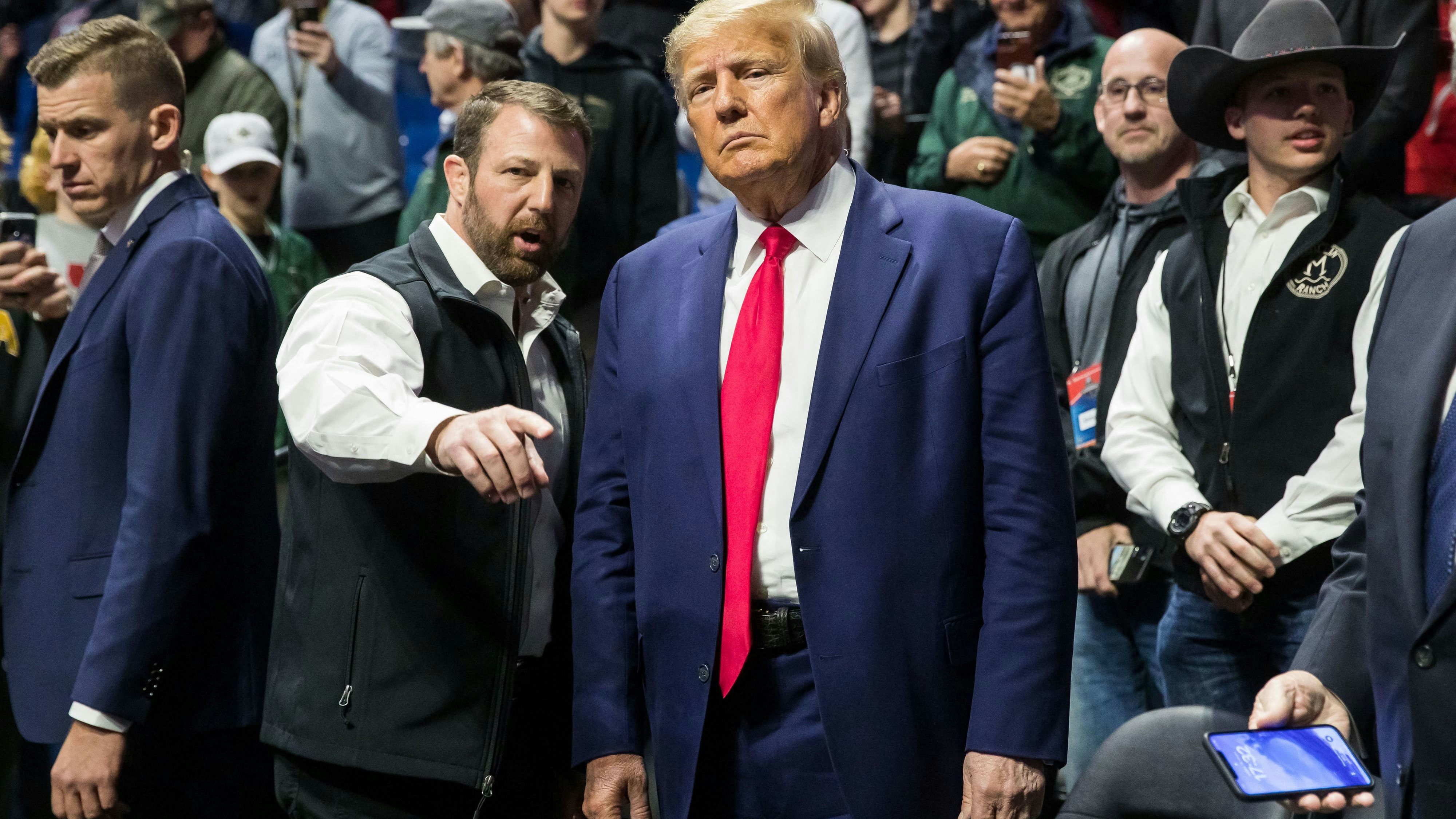 Trump mit Markwayne Mullin beim Besuch eines Kampfes ...