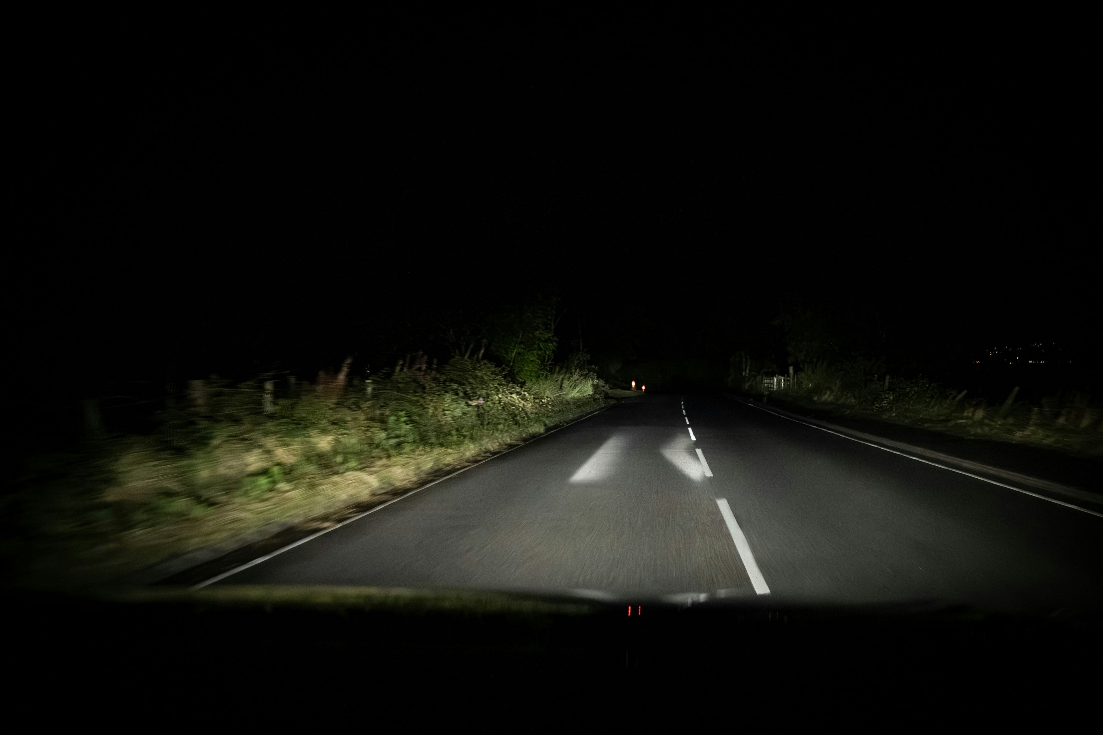 Verlässt der Fahrer nach Ansicht der Computersteuerung zu sehr die ideale Fahrlinie, weisen ihn Pfeile, die auf die Fahrbahn projiziert werden, wieder in die richtige Richtung