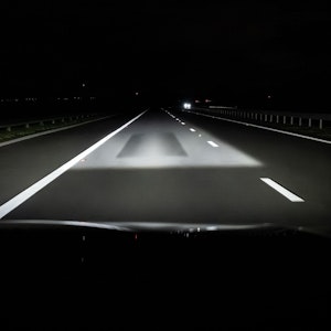 Experten alarmiert: Neue Matrix-Scheinwerfer beamen Bilder auf die Straße