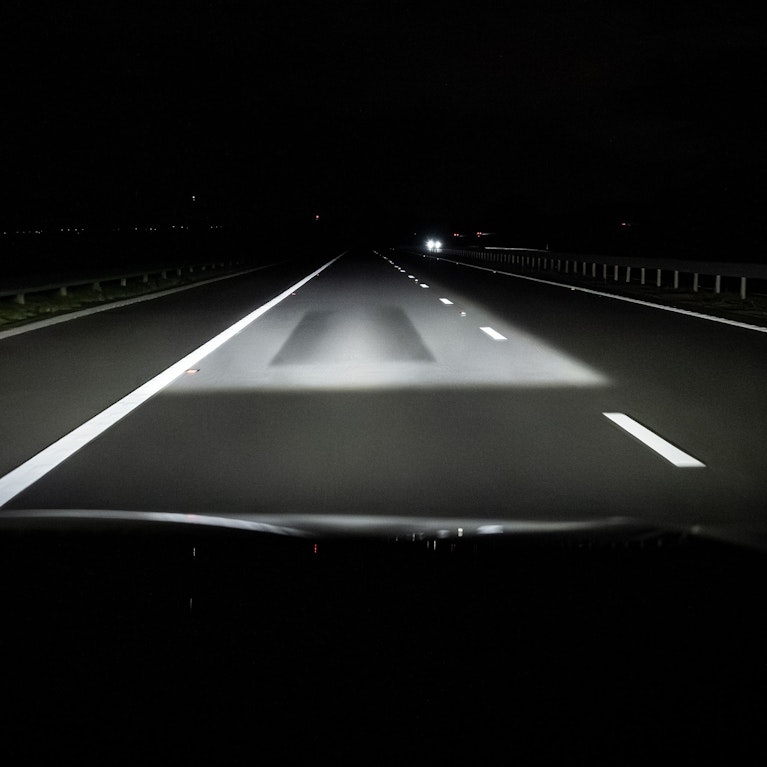 Die neueste Generation digitaler Matrix-LED-Scheinwerfer des Pkw-Herstellers Audi sorgt bei Sicherheitsexperten für Sorgenfalten. Denn die Lichtquellen projizieren Fahr-Informationen direkt auf den Asphalt. Wie das geht, weshalb es zu mehr Unfällen führen könnte.