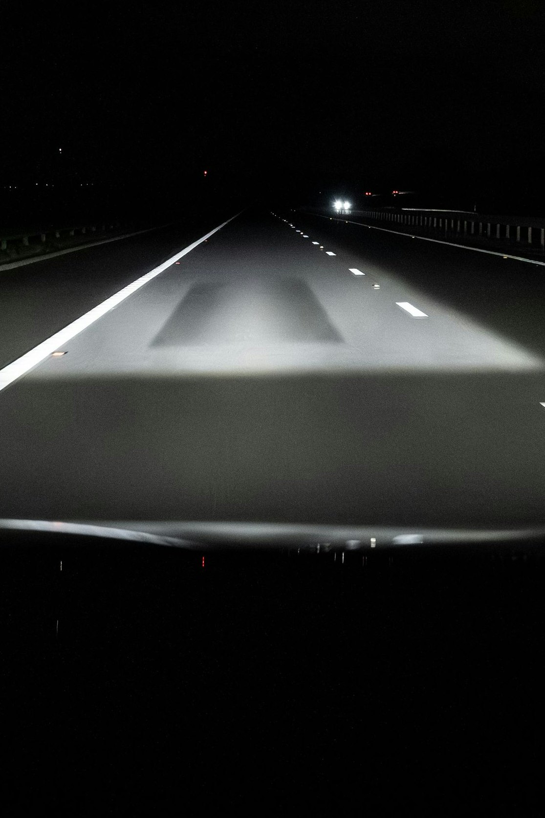 Die digitalen Matrix-LED-Scheinwerfer&nbsp;eines Audi mit aktiviertem Fahrspur- und Orientierungslicht – irritierend für andere Verkehrsteilnehmer, sagen Experten