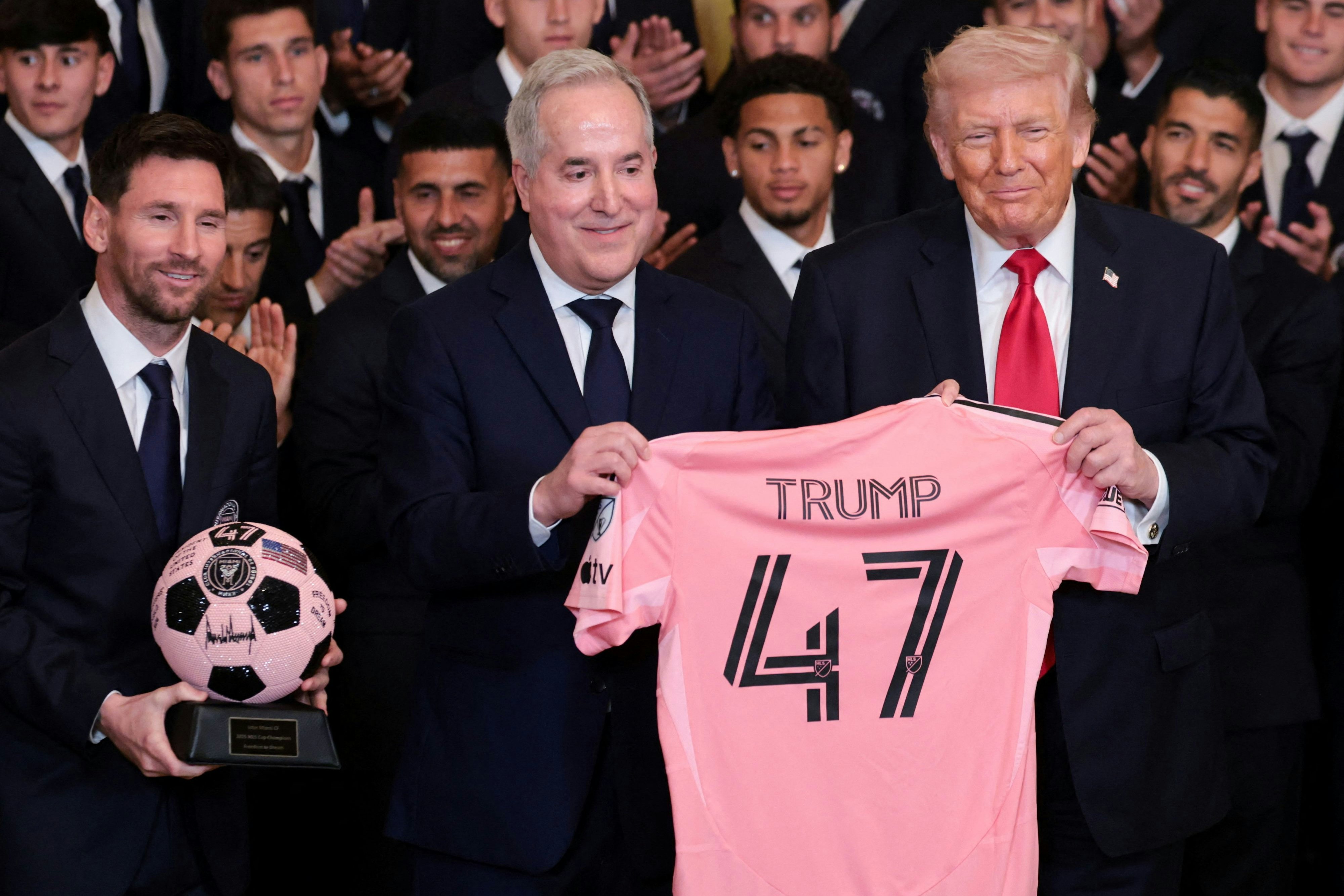 US-Präsident Donald Trump am Mittwoch mit Lionel Messi und einem Trikot des amtierenden Major League Soccer-Meisters Inter Miami CF