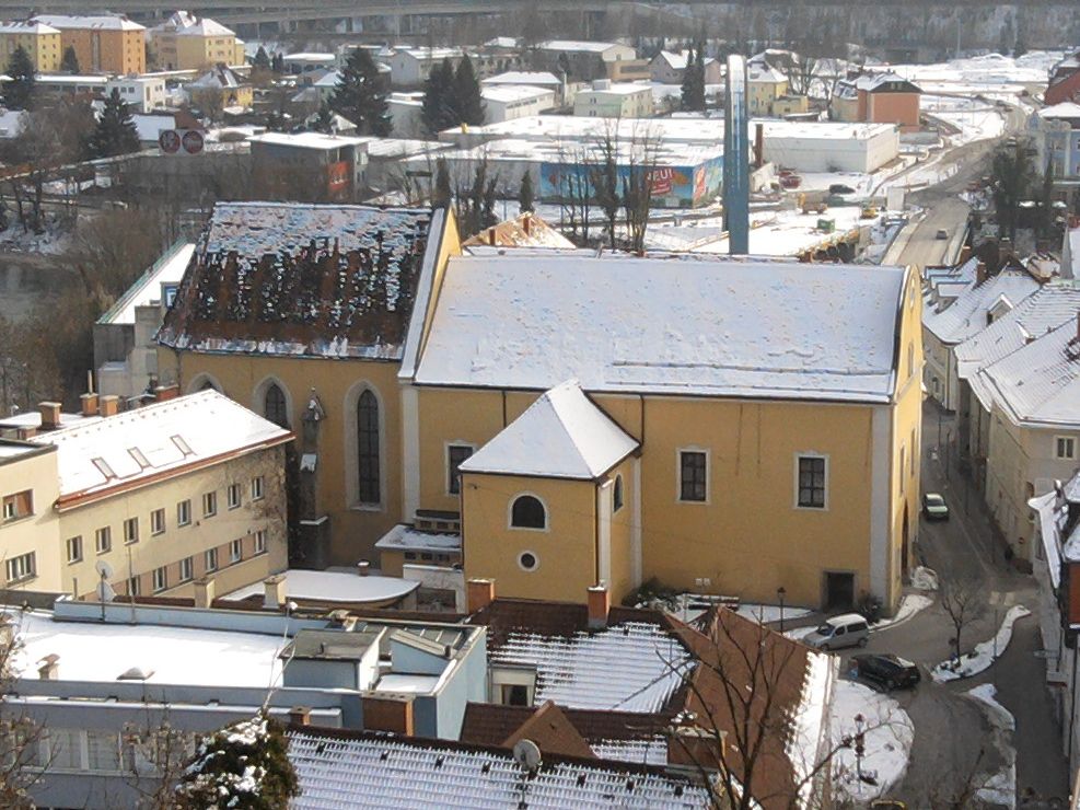 Das Dach braucht eine dringende Sanierung – das Kirchenbier hilft dabei.