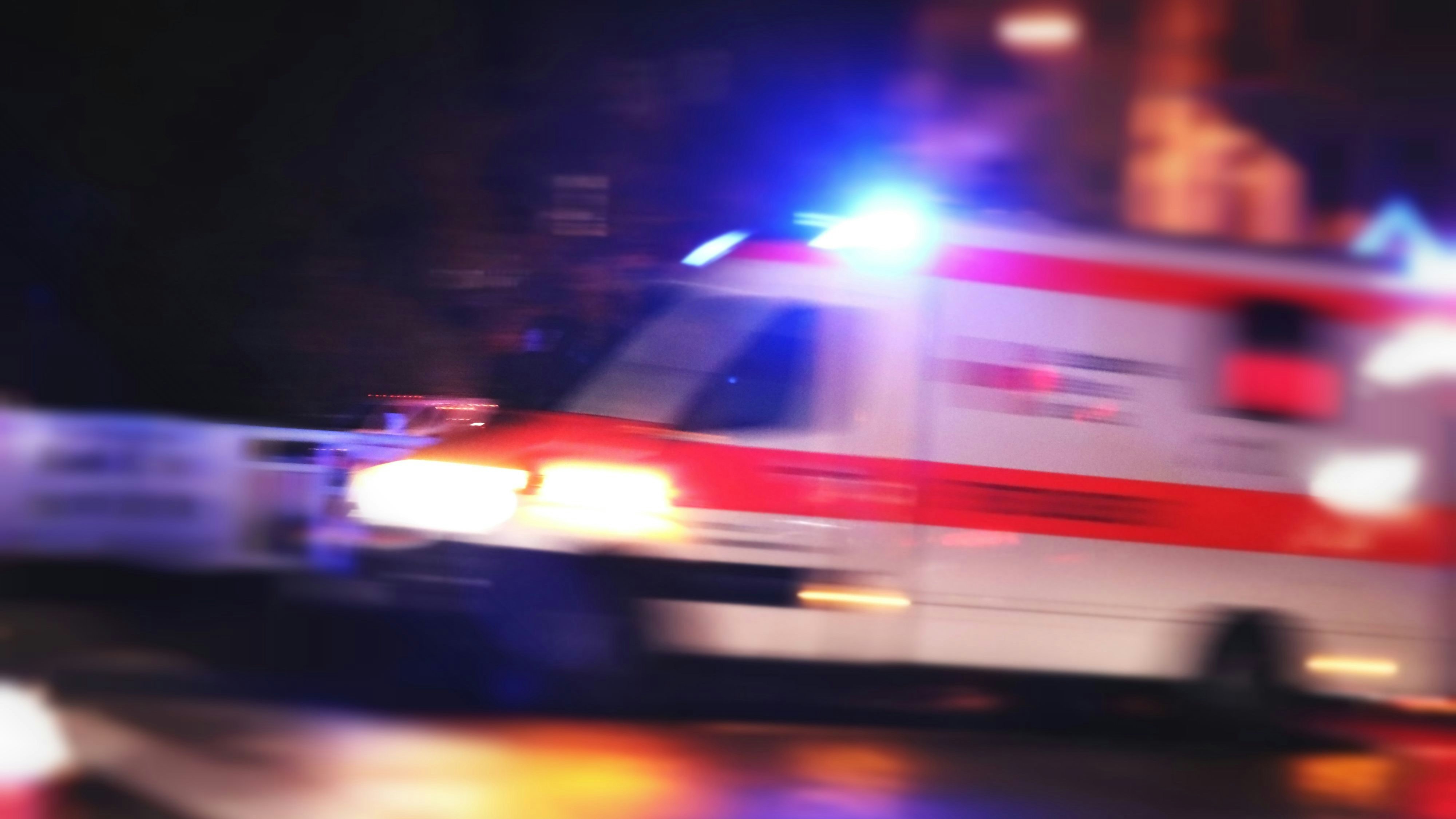 Der Lenker wurde ins Spital gebracht.