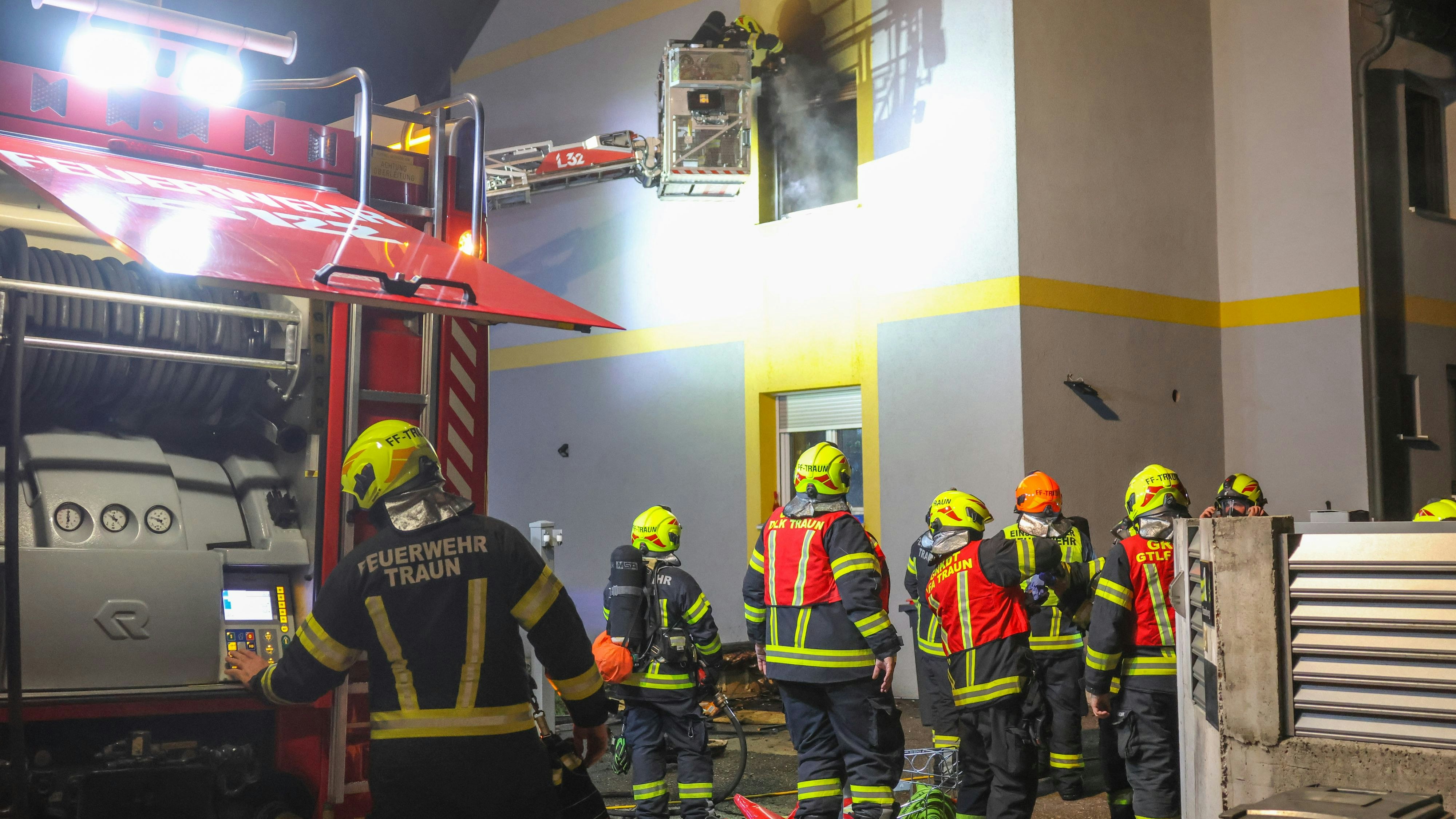 Heute.at - Feuerwehr rückt in der Nacht zu Wohnhaus aus