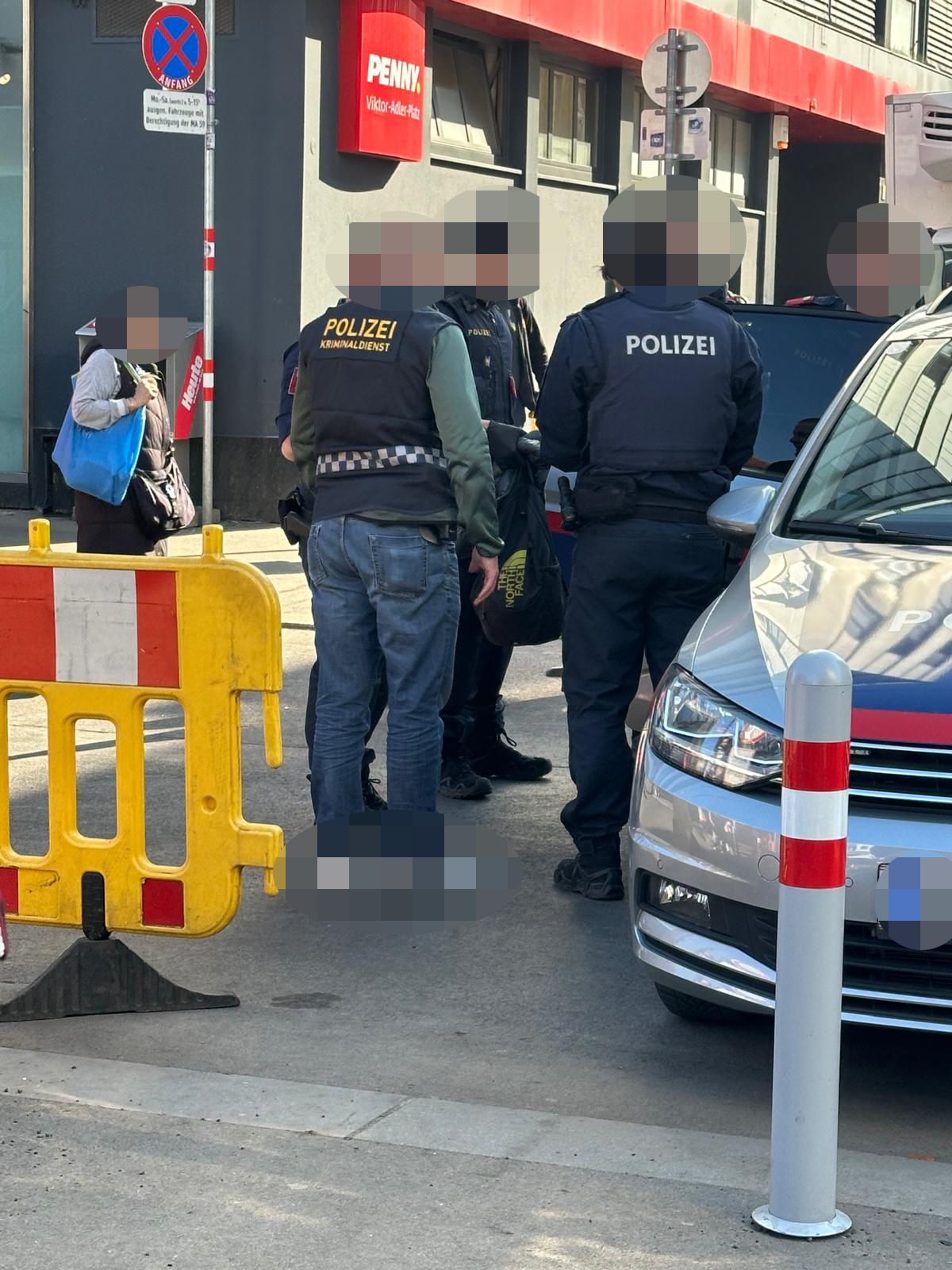 Einsatz in Favoriten! Beim Viktor-Adler-Markt klickten am Donnerstag die Handschellen.