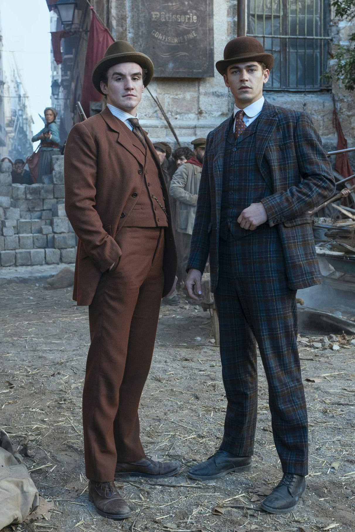 Die späteren Erzfeinde Holmes (Hero Fiennes Tiffin, r.) und Moriarty (Dónal Finn) sind in "Young Sherlock" noch befreundet
