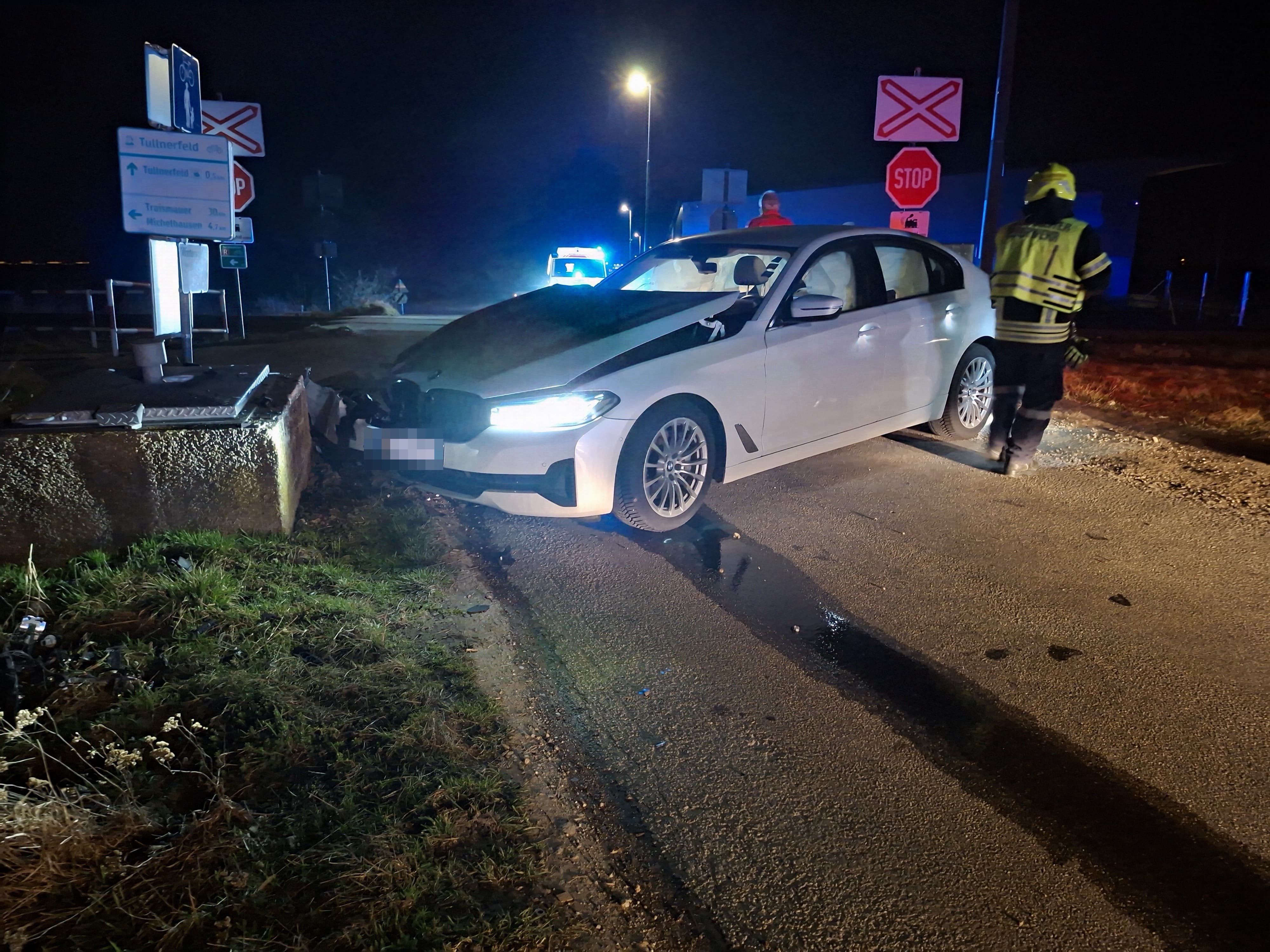 Am Donnerstagabend fuhr eine Lenkerin in einen Betonschacht am Bahnübergang der Gemeinde Michelhausen.