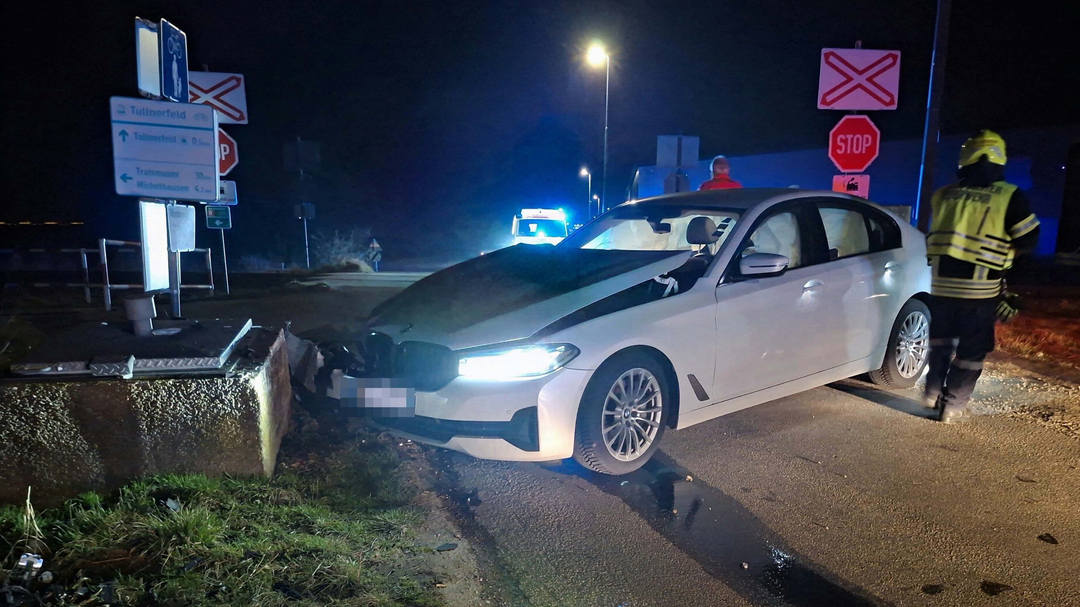 Am Donnerstagabend fuhr eine Lenkerin in einen Betonschacht am Bahnübergang der Gemeinde Michelhausen.
