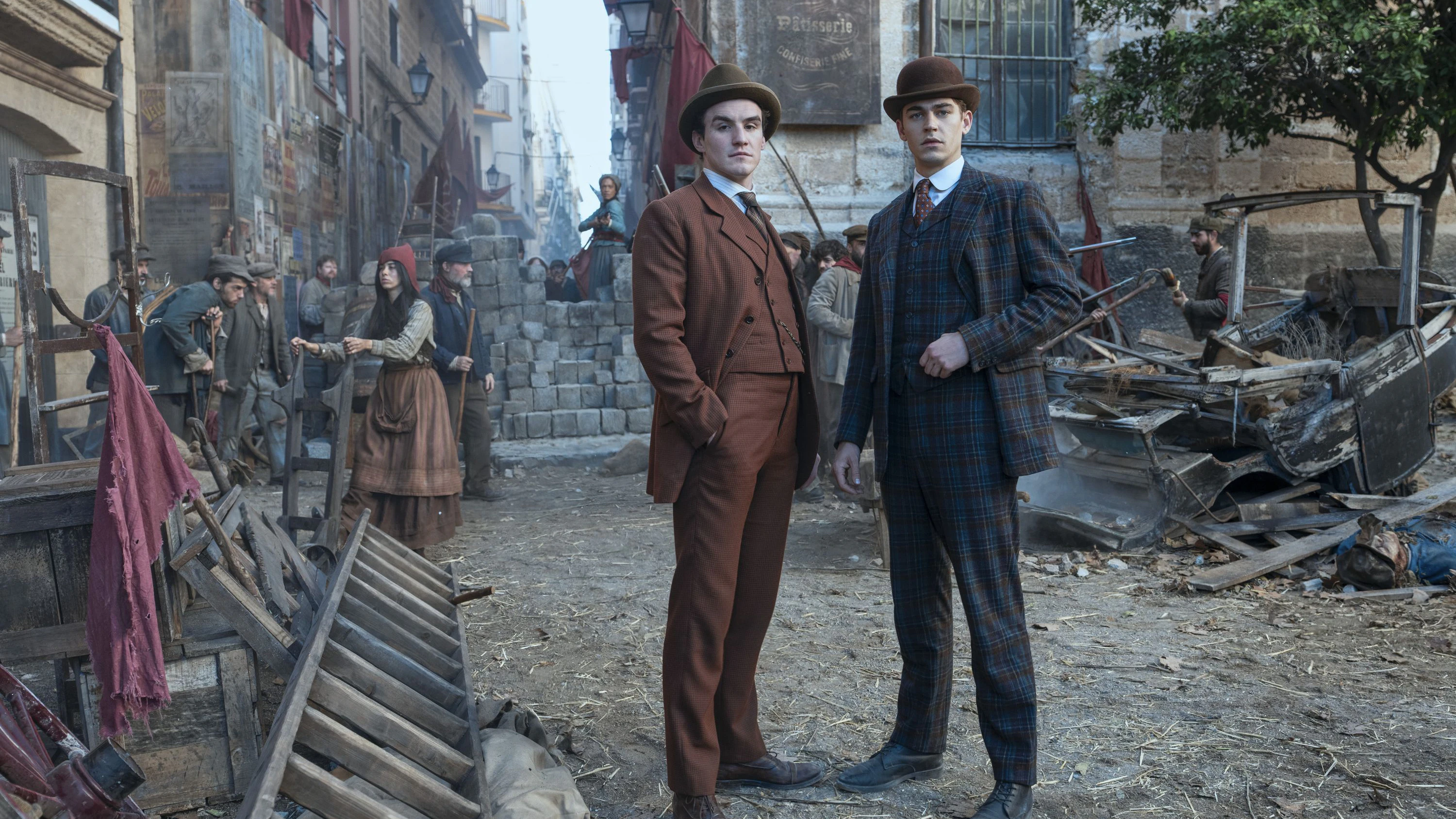 Die späteren Erzfeinde Holmes (Hero Fiennes Tiffin, r.) und Moriarty (Dónal Finn) sind in "Young Sherlock" noch befreundet