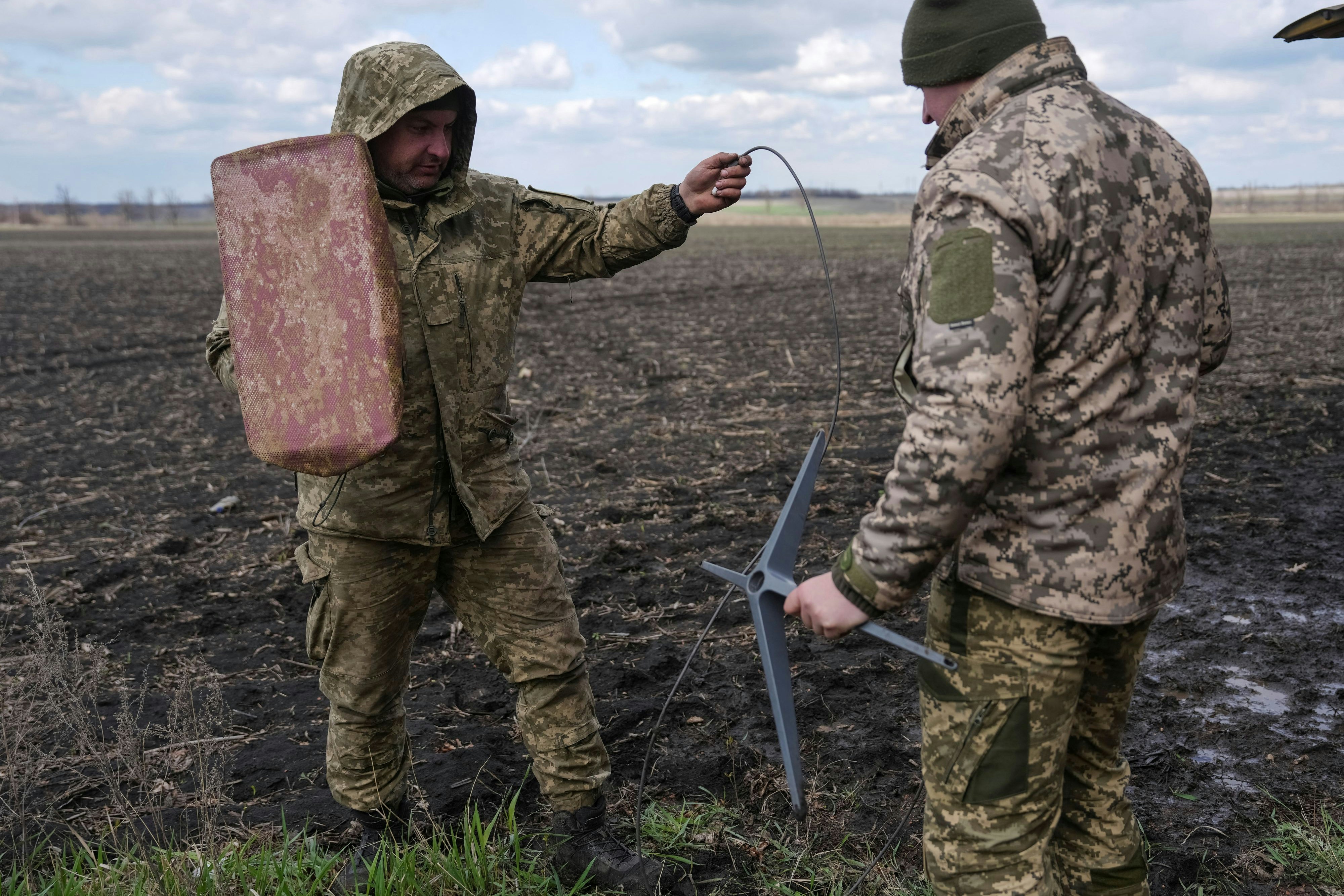 Soldaten der 68. Jägerbrigade der Ukraine bauen eine Starlink-Antenne in ihrem Frontabschnitt auf