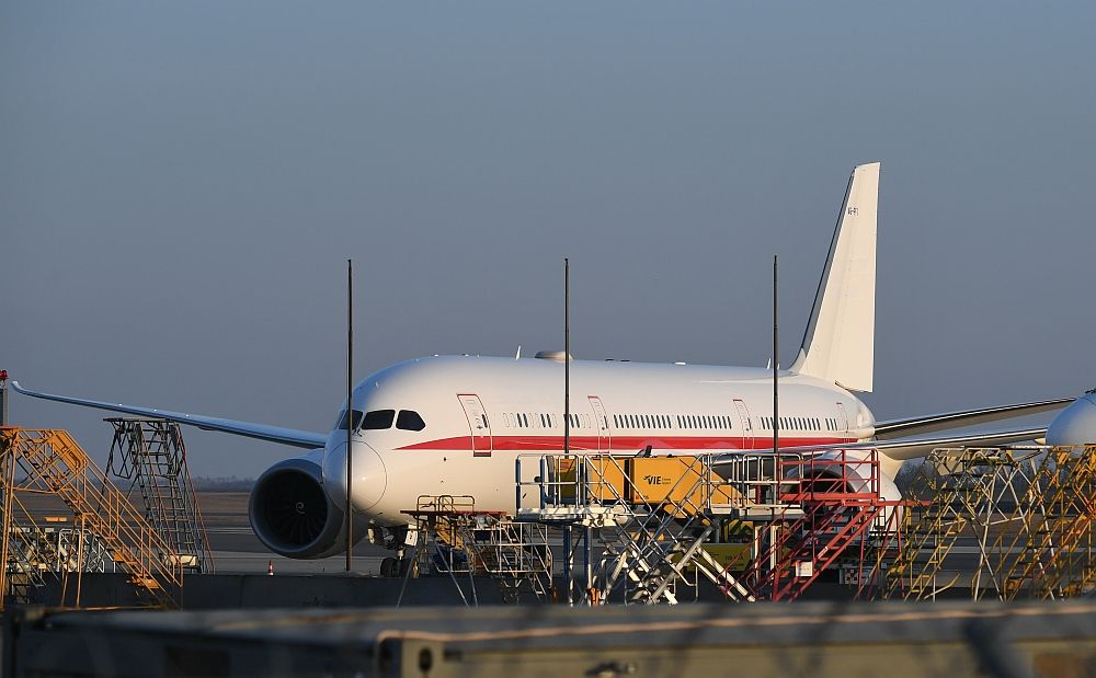 Außen unscheinbar, innen Luxus pur: Die Präsidentenmaschine der VAE, eine Boeing 787-9 Dreamliner, auf dem Flughafen Wien.