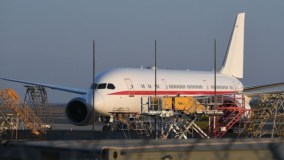 Außen unscheinbar, innen Luxus pur: Die Präsidentenmaschine der VAE, eine A6-PFG Dreamliner, auf dem Flughafen Wien.
