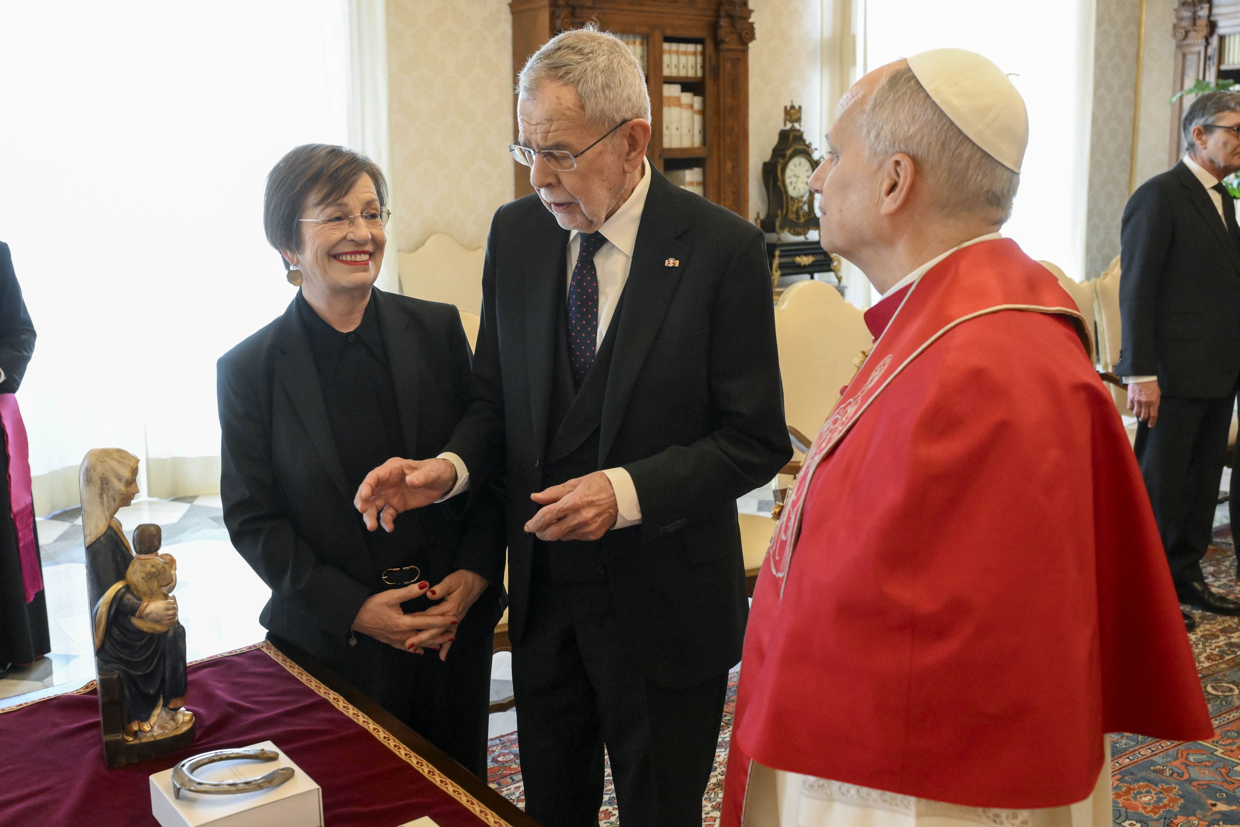 Die Muttergottes da können's mir gleich einpacken, die nehm' ich als Buchstütze
