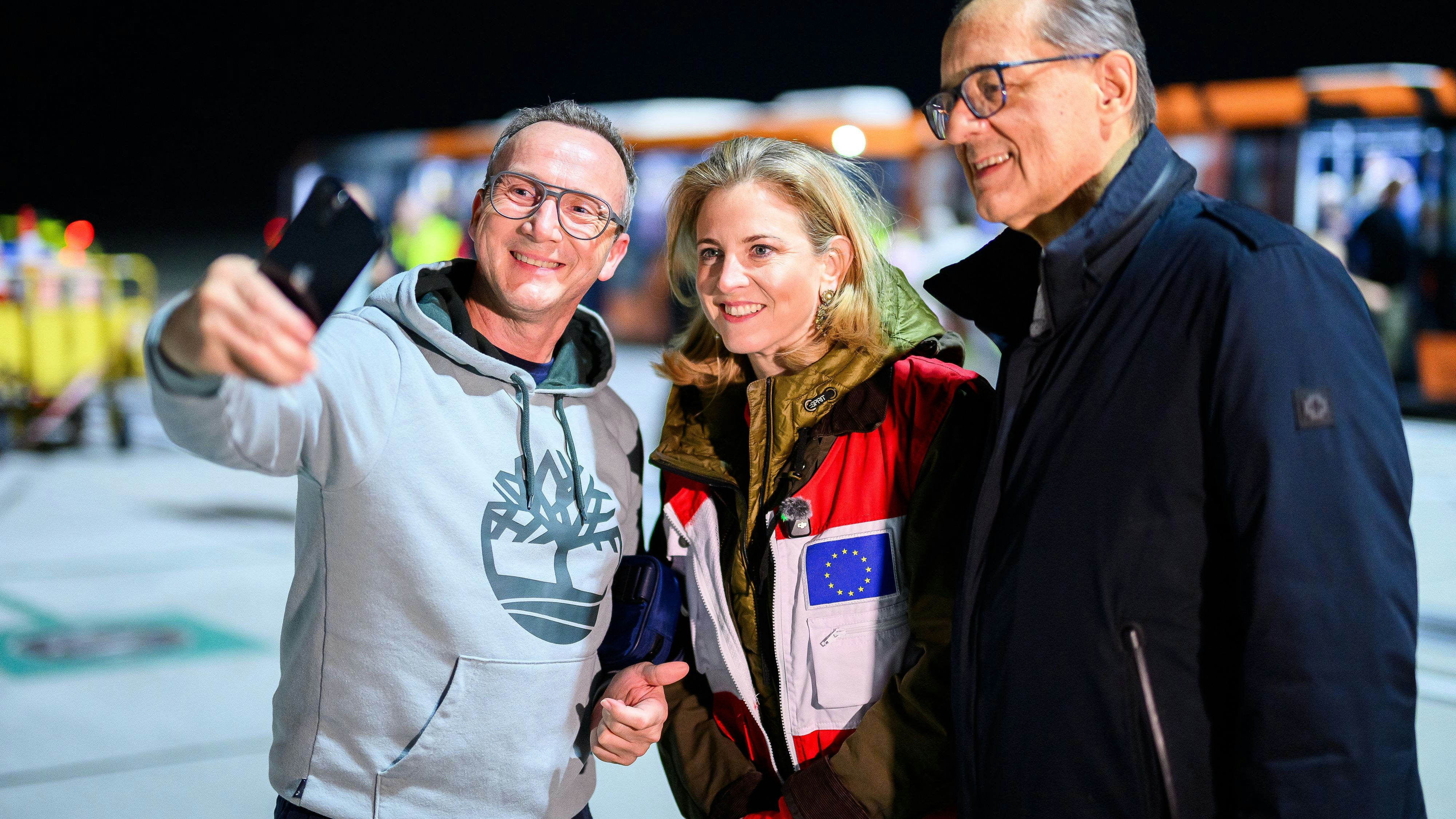 ... Selfies mit den ankommenden Passagieren ...