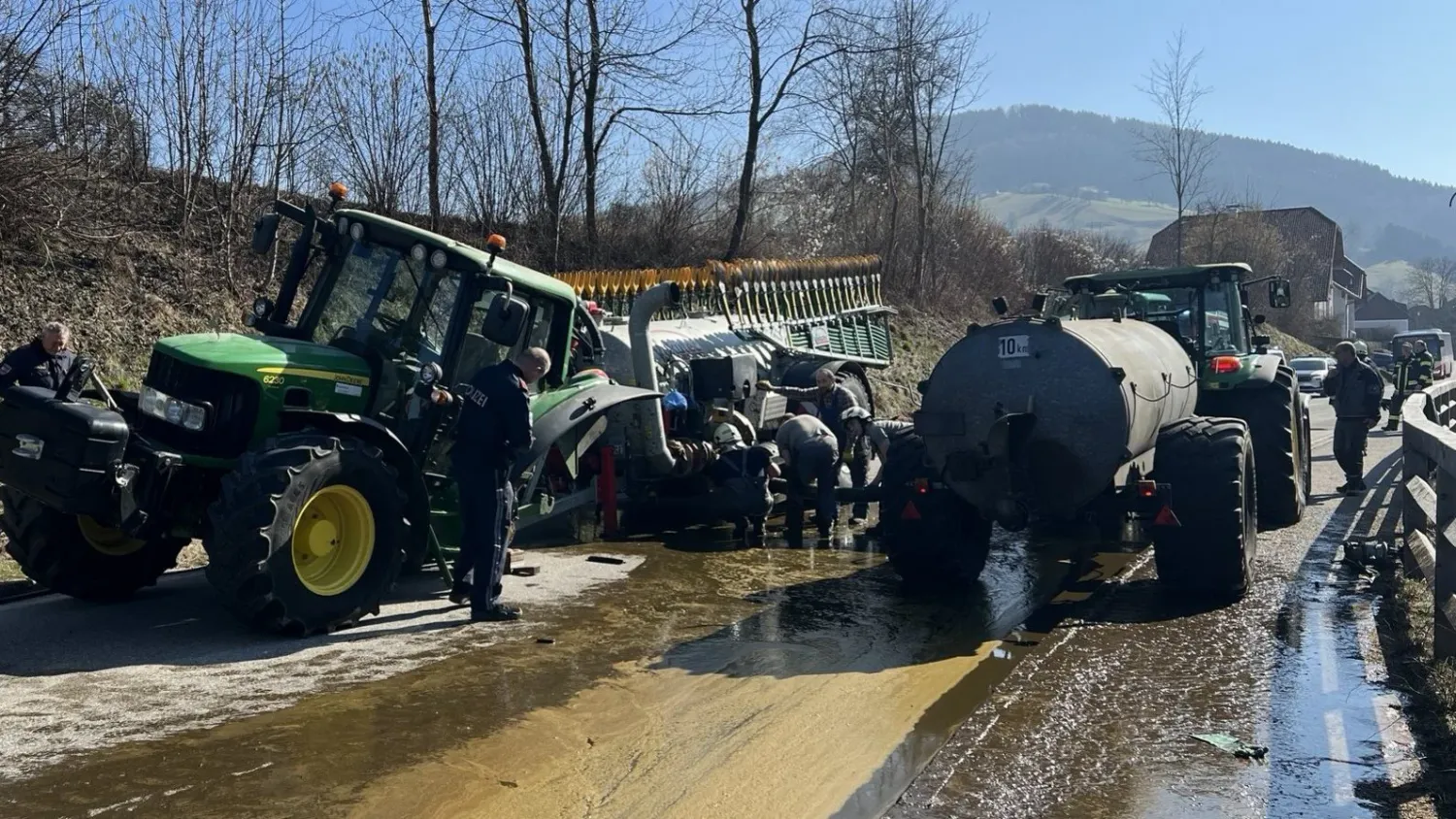 Ein Traktor verlor in Behamberg den linken Hinterreifen.