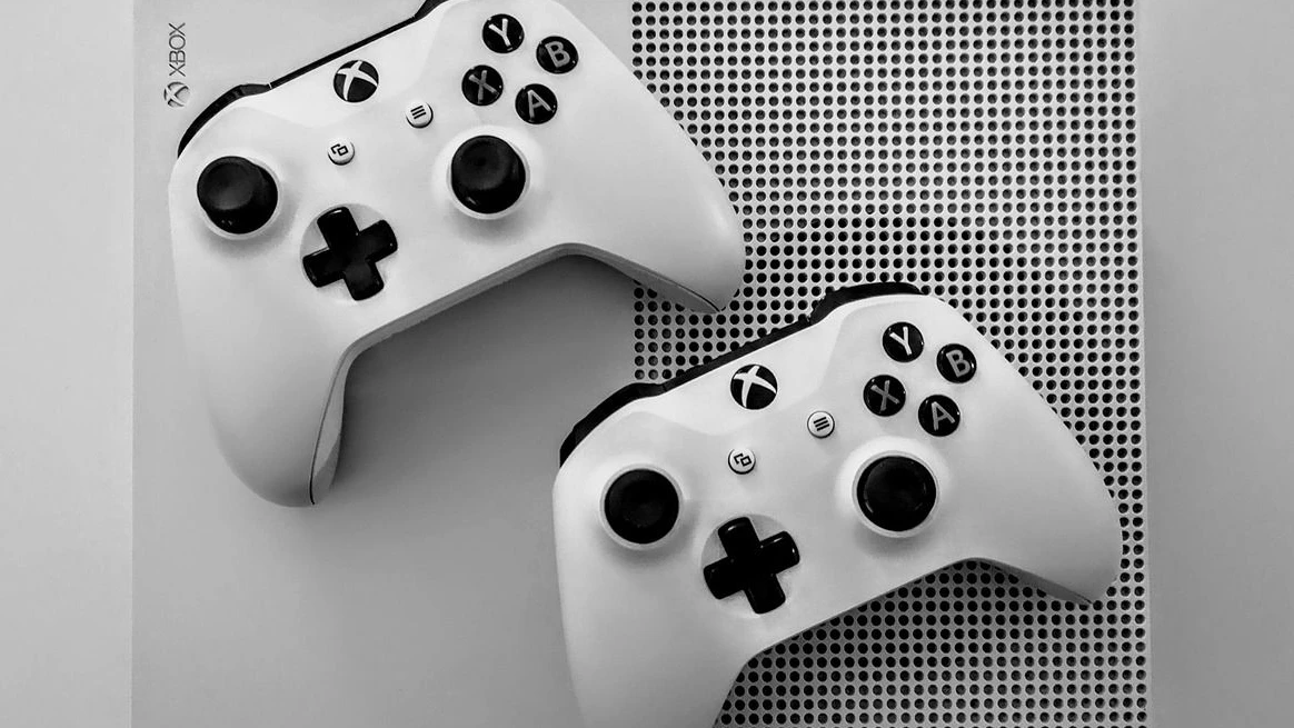 Xbox Spielekonsole mit Gamepad