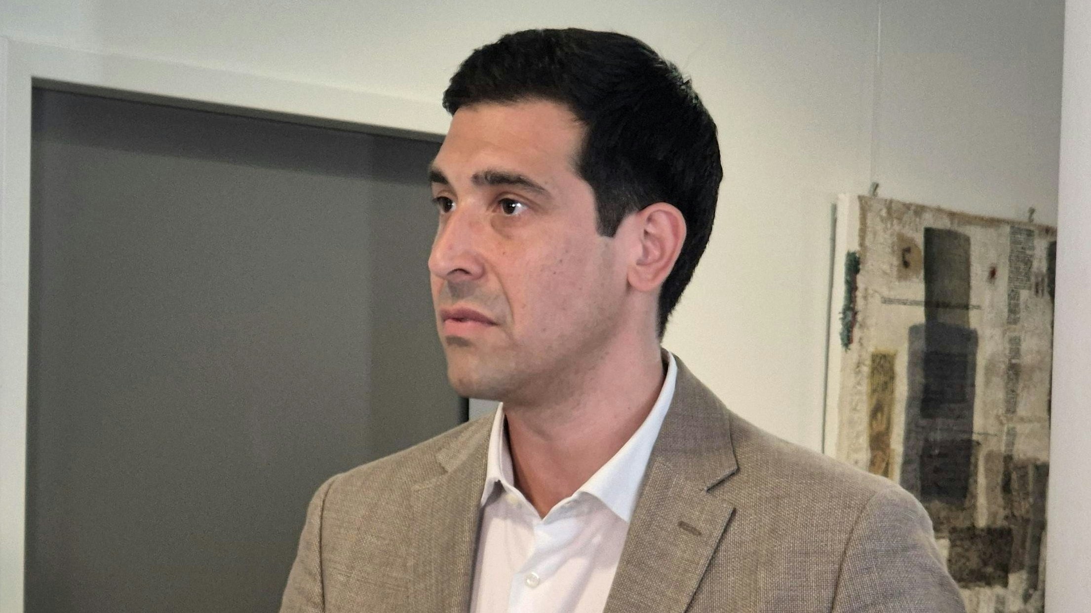 Sebastian Bohrn Mena wehrt sich gegen KI-Bilder von ihm, die von RTV und InfoDirekt in Umlauf gebracht wurden. 