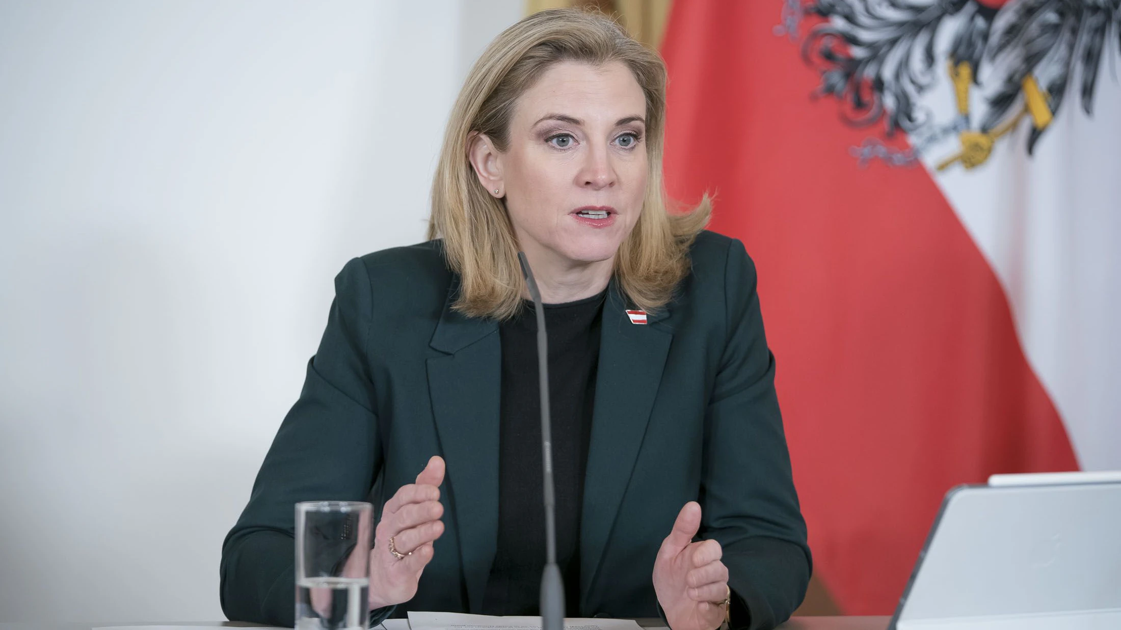 Heute.at - Meinl-Reisinger telefonierte mit Mullah-Minister