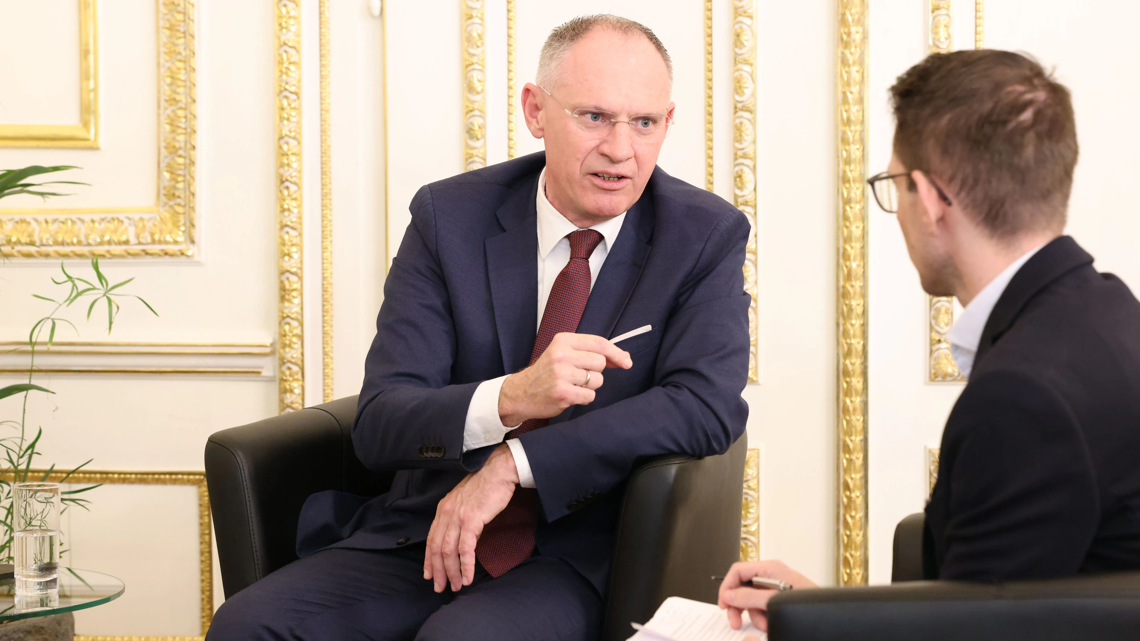 Innenminister Gerhard Karner im Gespräch mit "Heute"-Chefredakteur Clemens Oistric.
