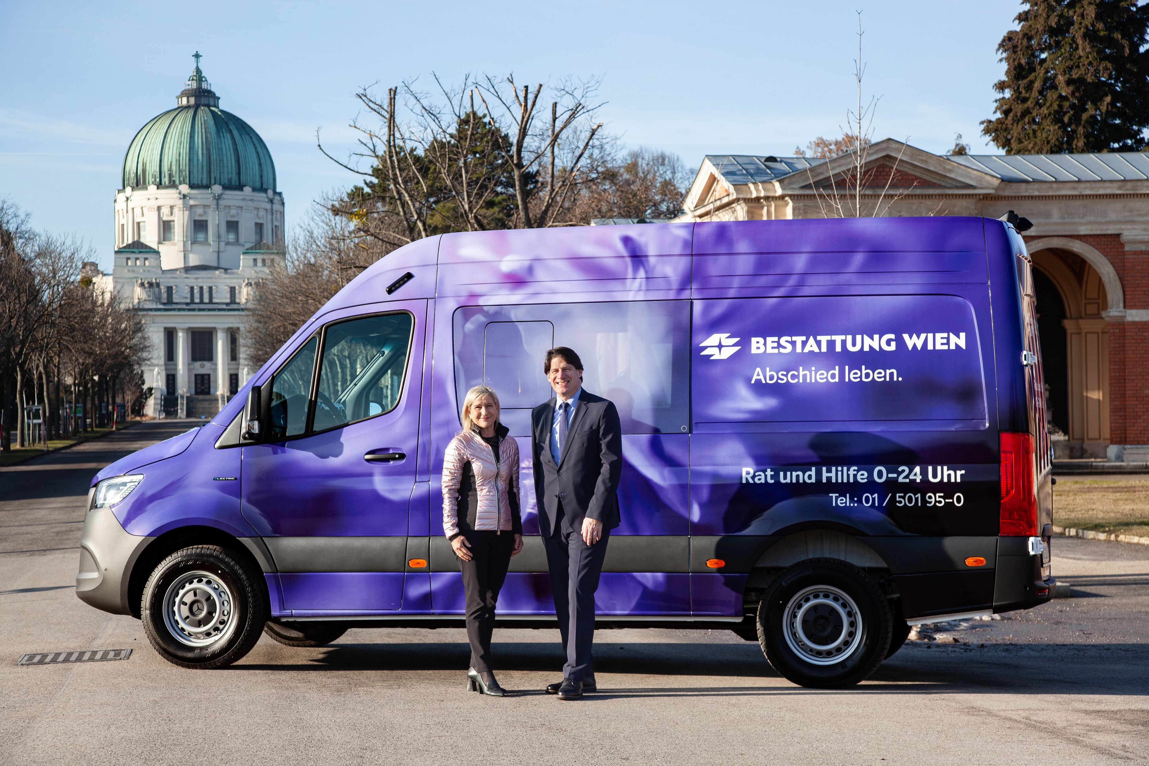 Monika Unterholzner (li.), Geschäftsführerin der Wiener Stadtwerke, und Jürgen Sild, Geschäftsführer der Bestattung Wien mit dem ersten 