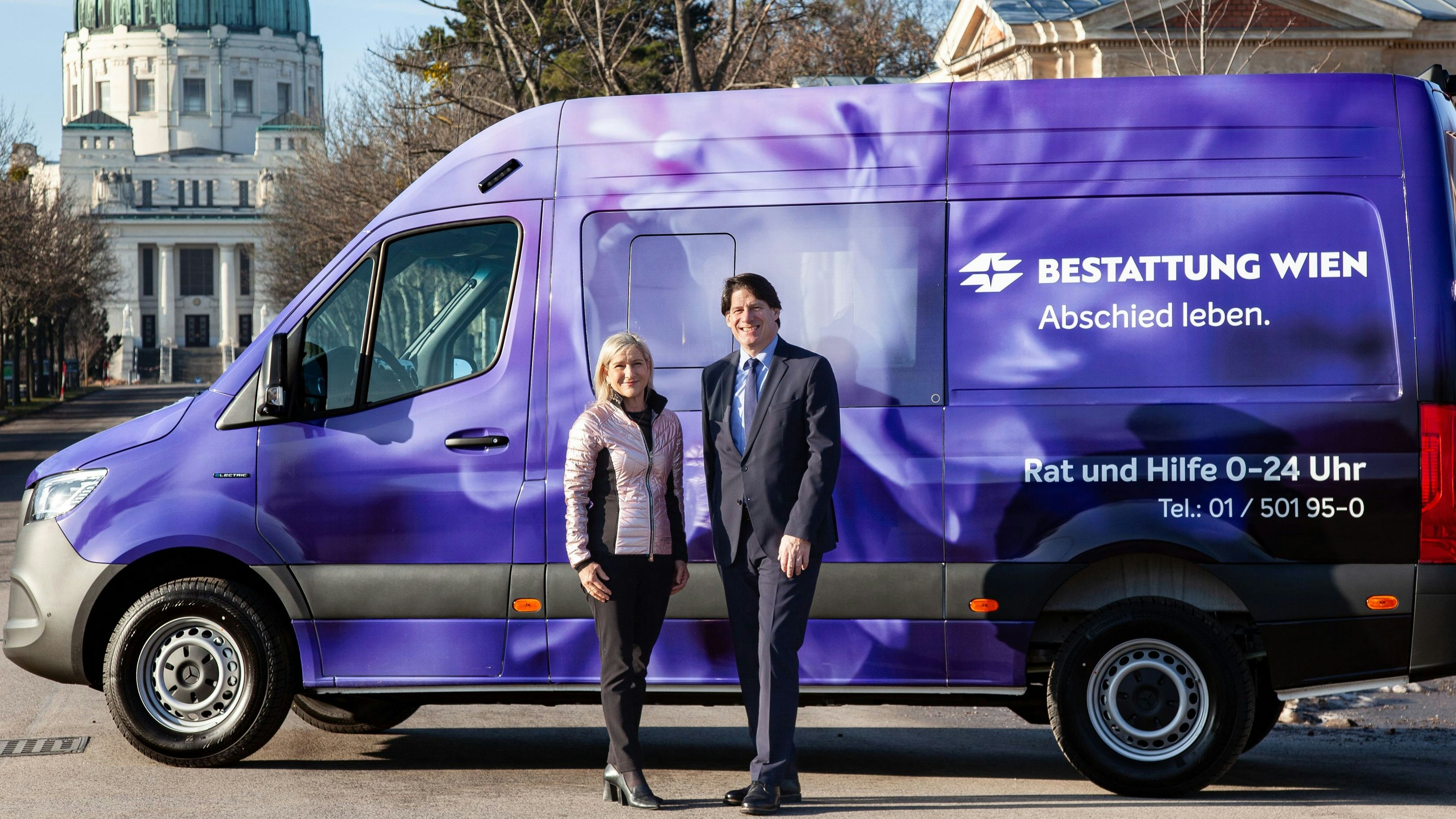 Monika Unterholzner (li.), Geschäftsführerin der Wiener Stadtwerke, und Jürgen Sild, Geschäftsführer der Bestattung Wien mit dem ersten "E-Landwagen".