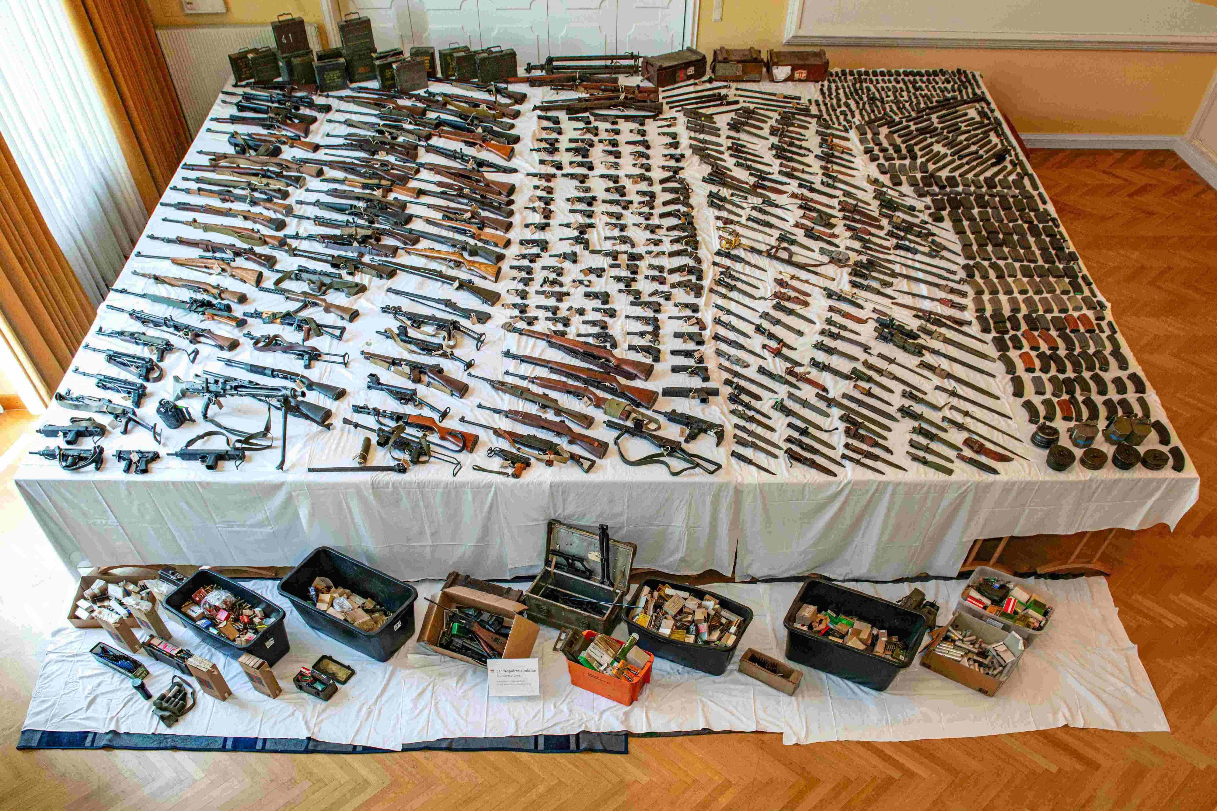 Die Überprüfung der etwa 100 illegal besessenen Waffen durch das Landesamt für Staatsschutz und Extremismusbekämpfung Niederösterreich dauert an.