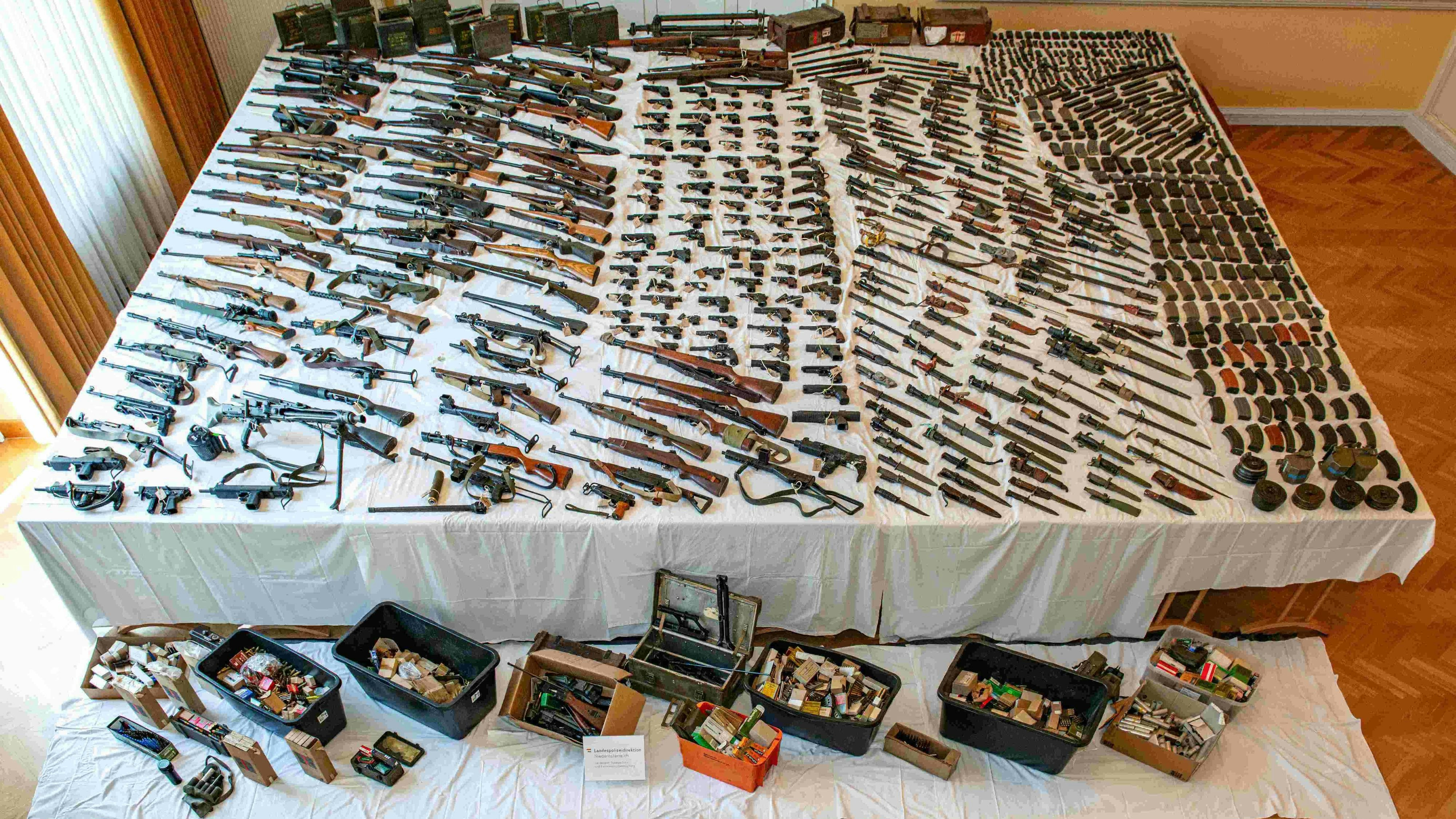 Die Überprüfung der etwa 100 illegal besessenen Waffen durch das Landesamt für Staatsschutz und Extremismusbekämpfung Niederösterreich dauert an.