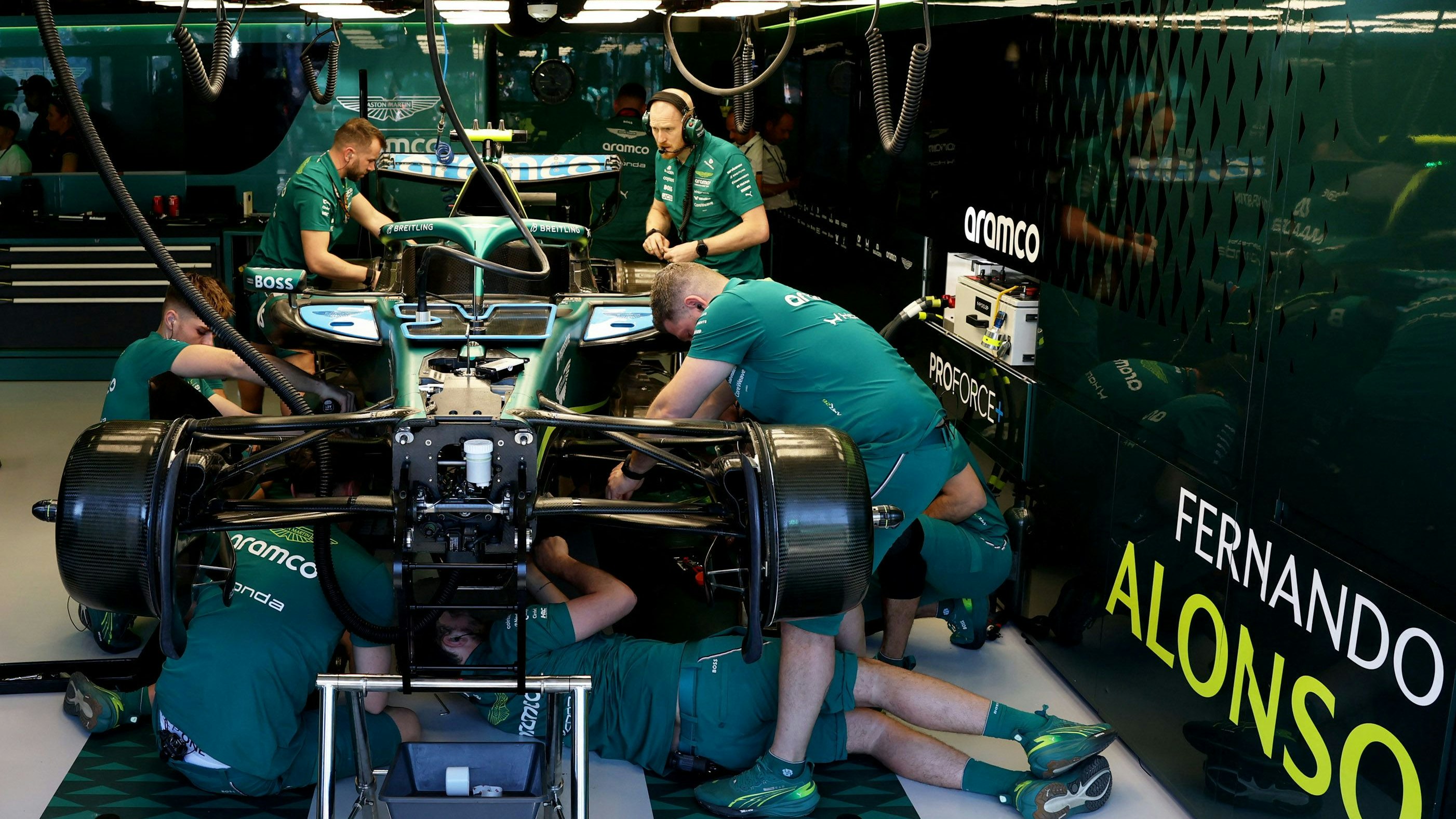 Das Team von Fernando Alonso hatte ordentlich zu tun. 