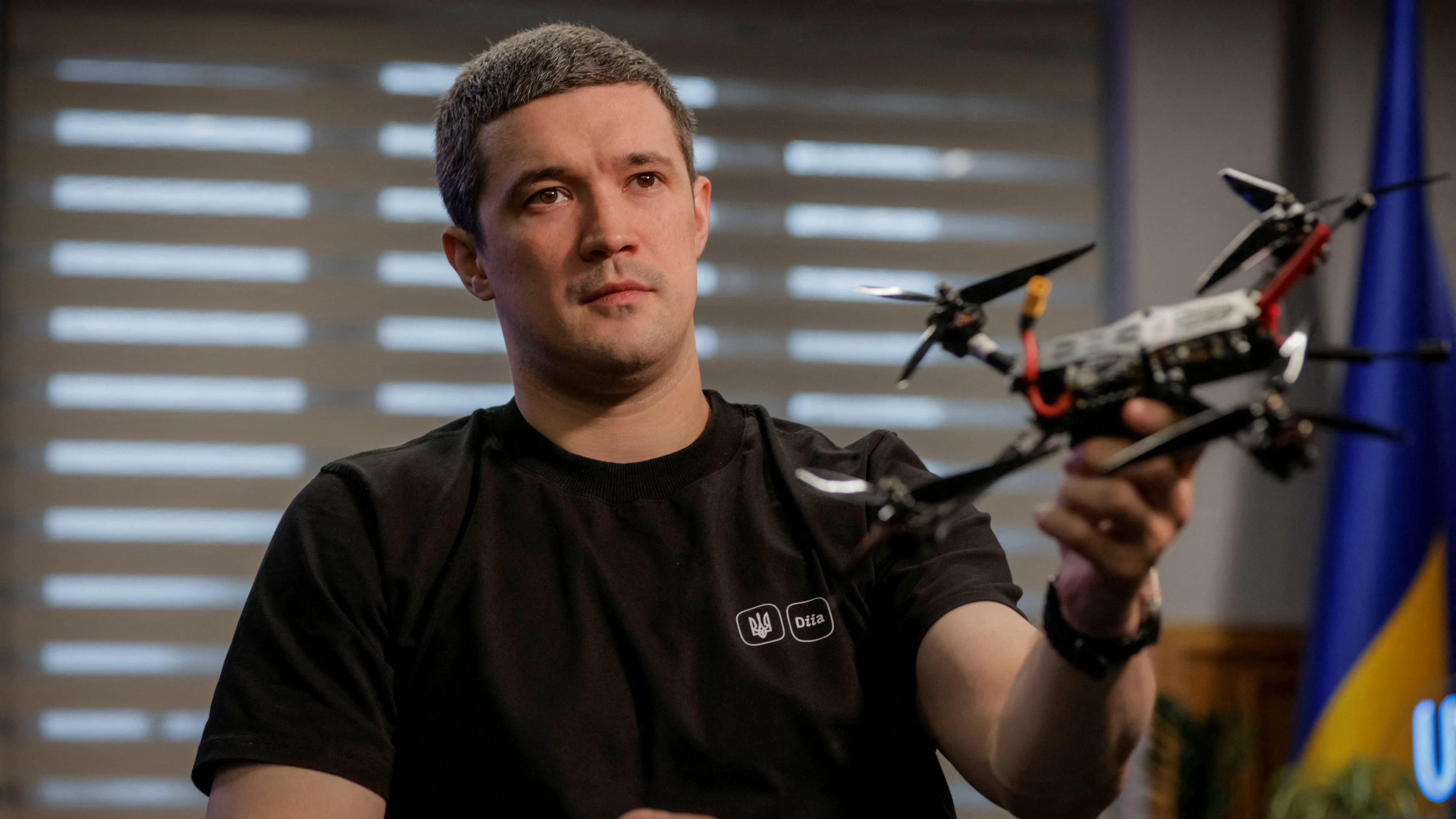 Gamechanger: Mykhailo Fedorov, Digitalminister der Ukraine, mit einer der Tausenden produzierten Drohnen