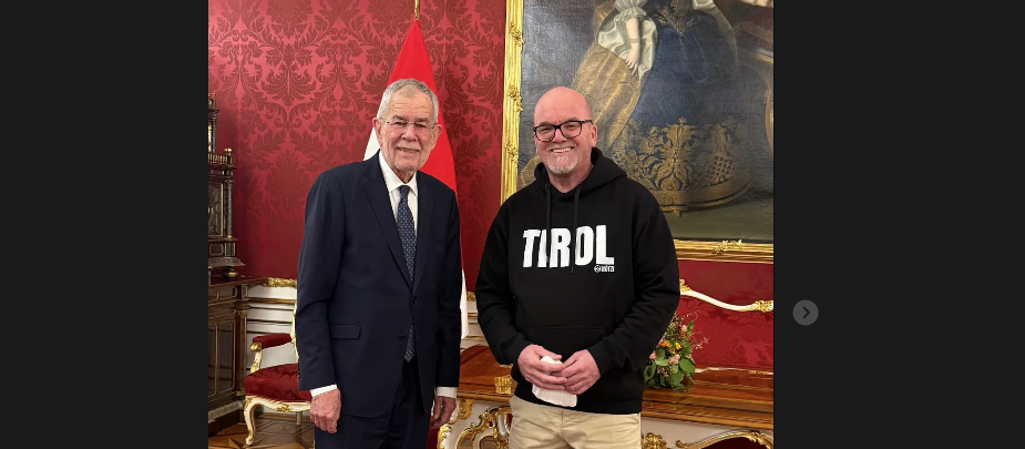 Heute.at - DJ Ötzi Oben ohne bei Van der Bellen in der Hofburg