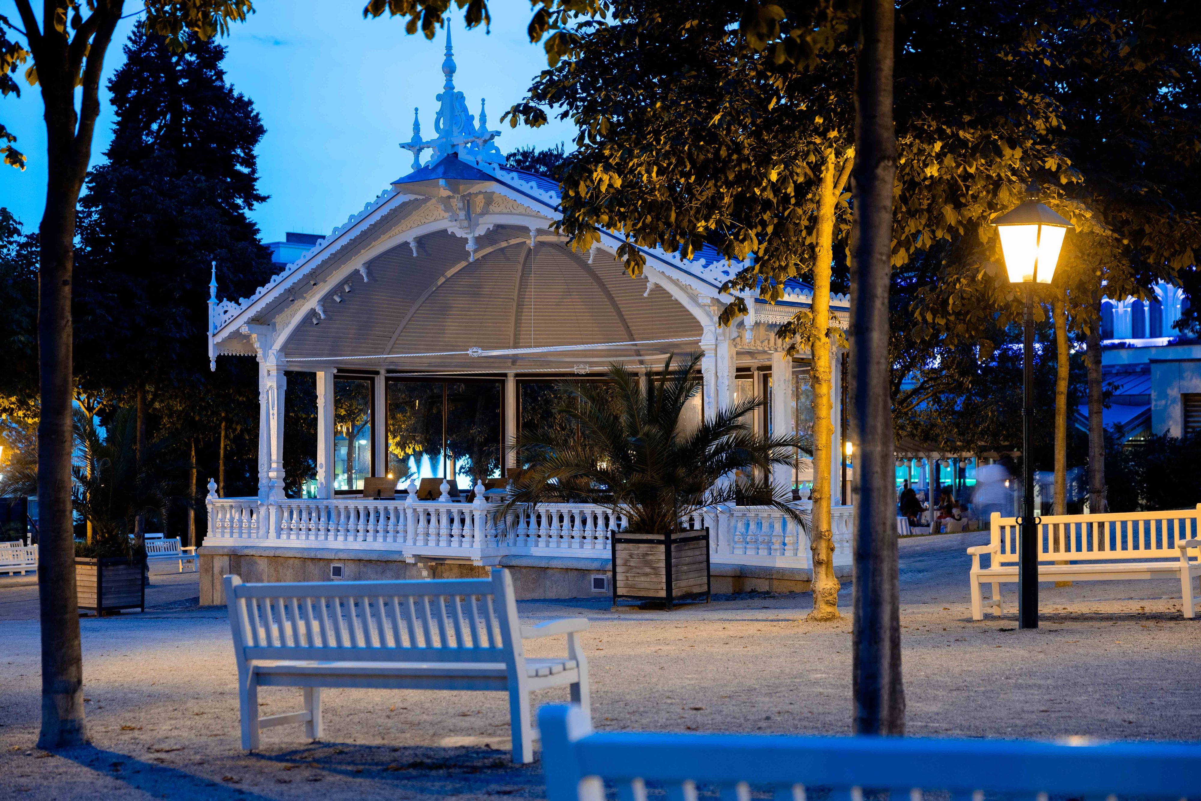 Der Kurpark Baden soll künftig mit effizienter LED-Technologie beleuchtet werden.