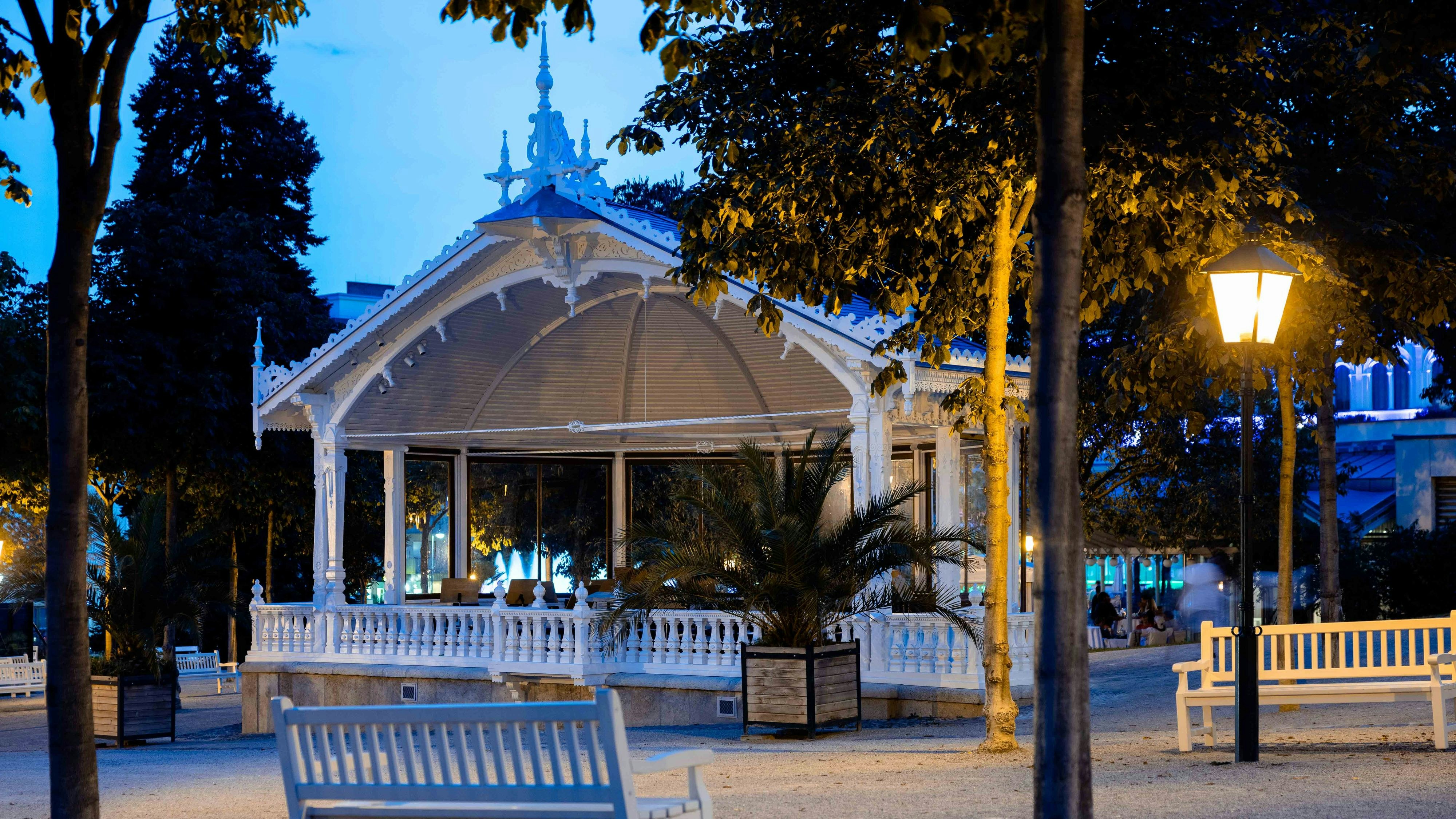 Der Kurpark Baden soll künftig mit effizienter LED-Technologie beleuchtet werden.