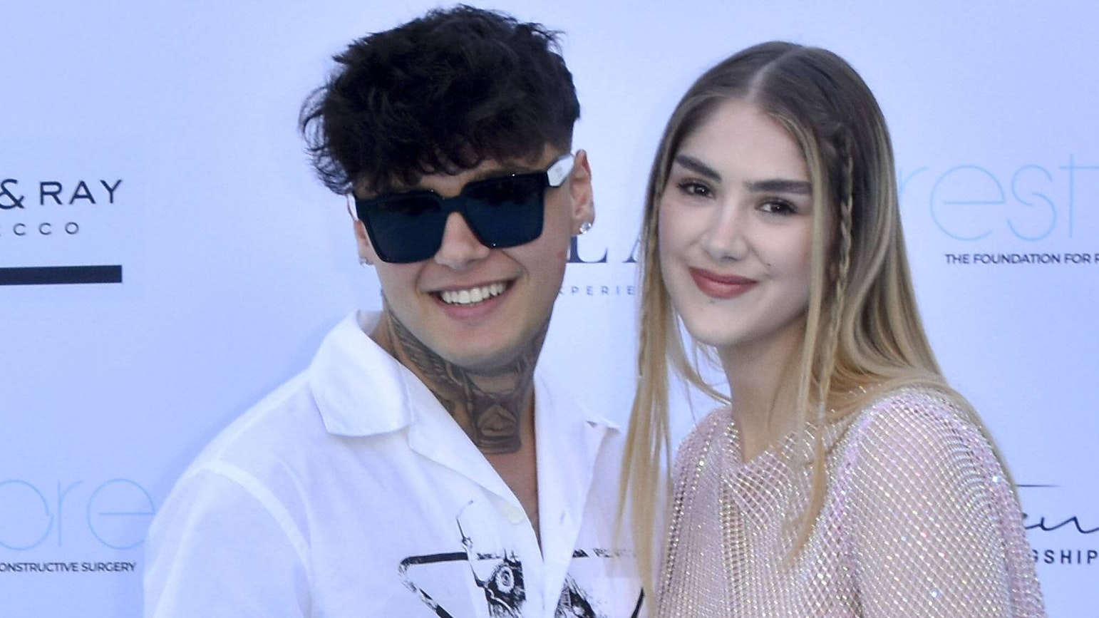 Lisa Straube und Ehemann "Akka" zu Gast auf dem blauen Teppich eines Charity Events in Düsseldorf 2023.