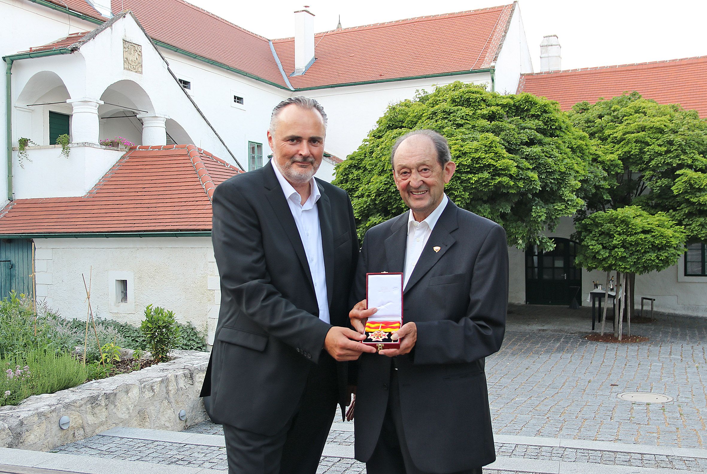 Anton Kollwenzt bekam von Landeshauptmann Hans Peter Doskozil das Komturkreuz verliehen.