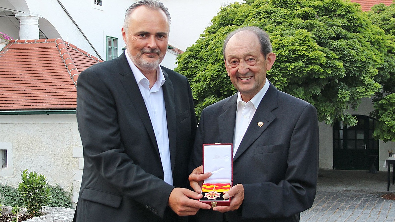 Anton Kollwenzt bekam von Landeshauptmann Hans Peter Doskozil das Komturkreuz verliehen.