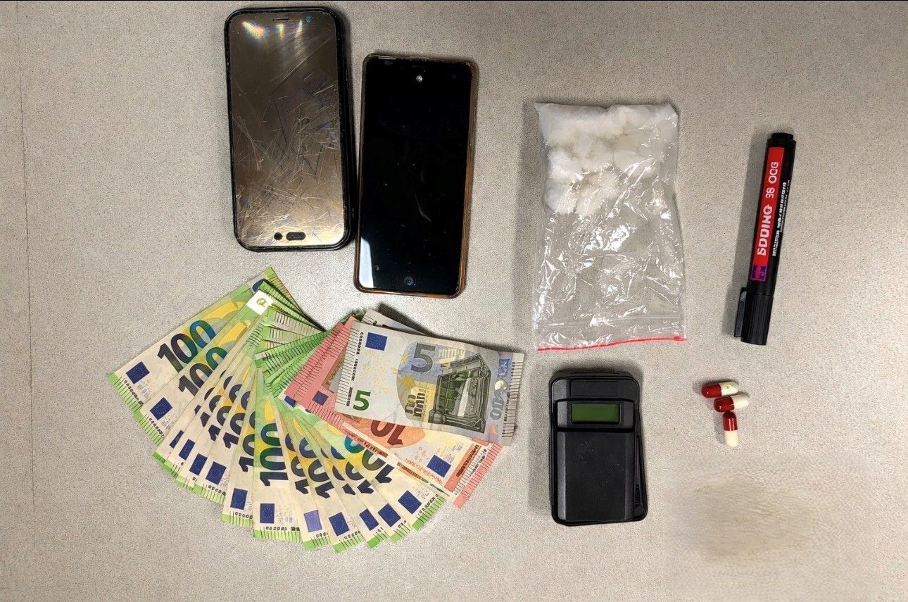 Die Beamten stellten beim Verdächtigen Bargeld und Suchtmittel sicher.