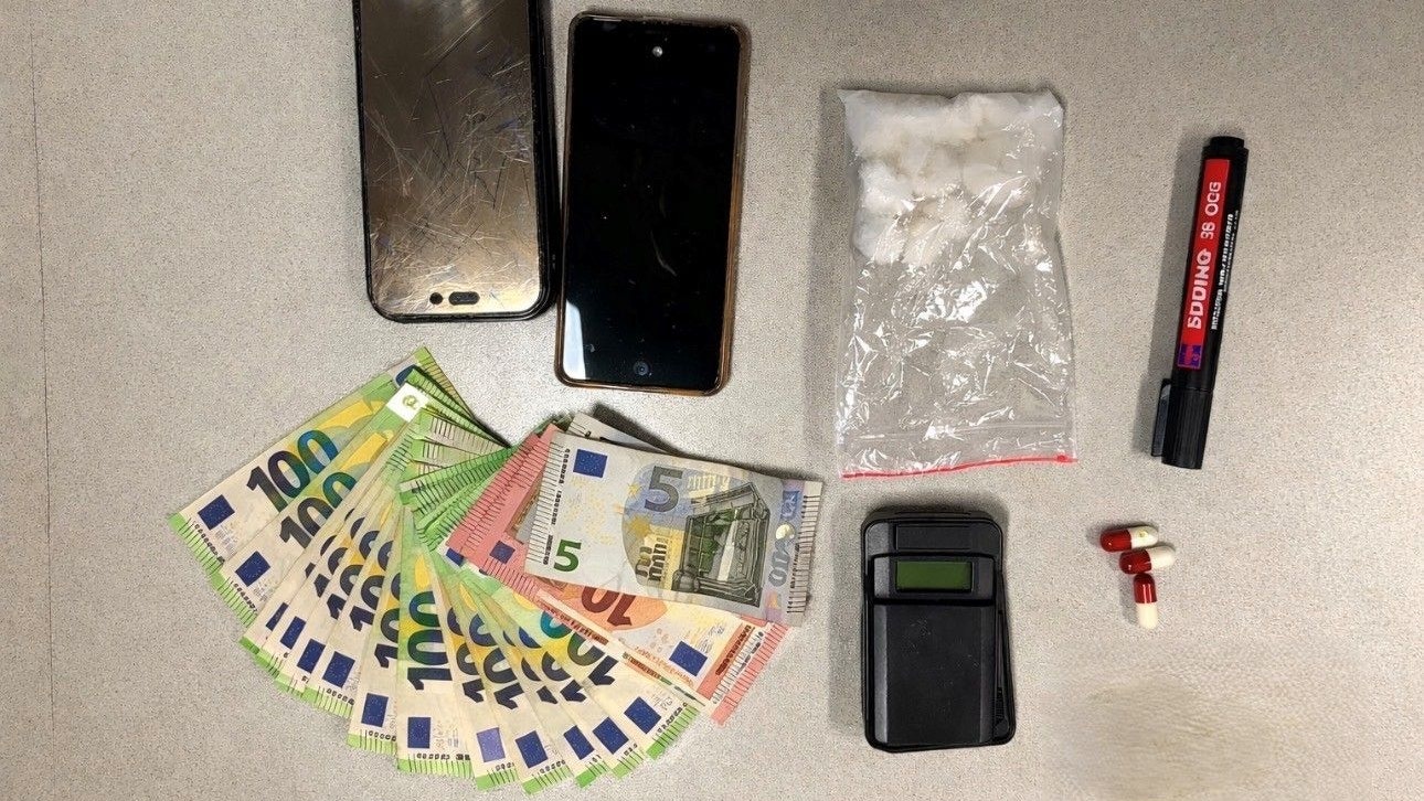 Die Beamten stellten beim Verdächtigen Bargeld und Suchtmittel sicher.