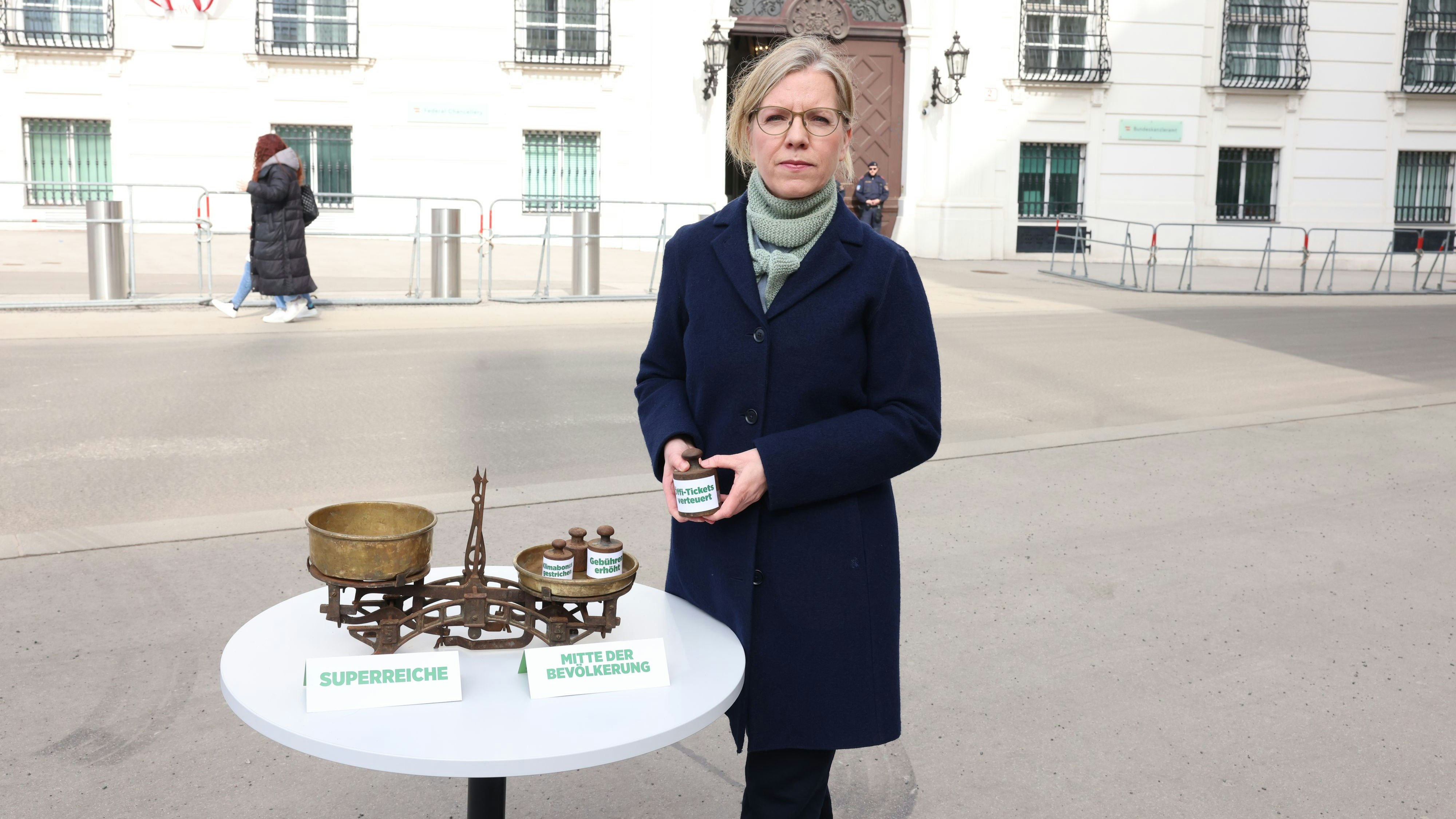 Zweitjob? Grünen-Chefin Leonore Gewessler betreibt jetzt vor dem Kanzleramt einen Gemüsestand