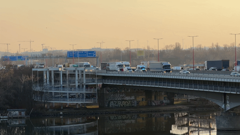 Alles steht! Stau-Chaos nach Unfall auf Tangente.