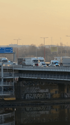 Unfall auf A23 Tangente sorgt am Freitagmorgen für Stau und Sperren zwischen Hirschstetten und Praterbrücke. Einsatzkräfte vor Ort.
