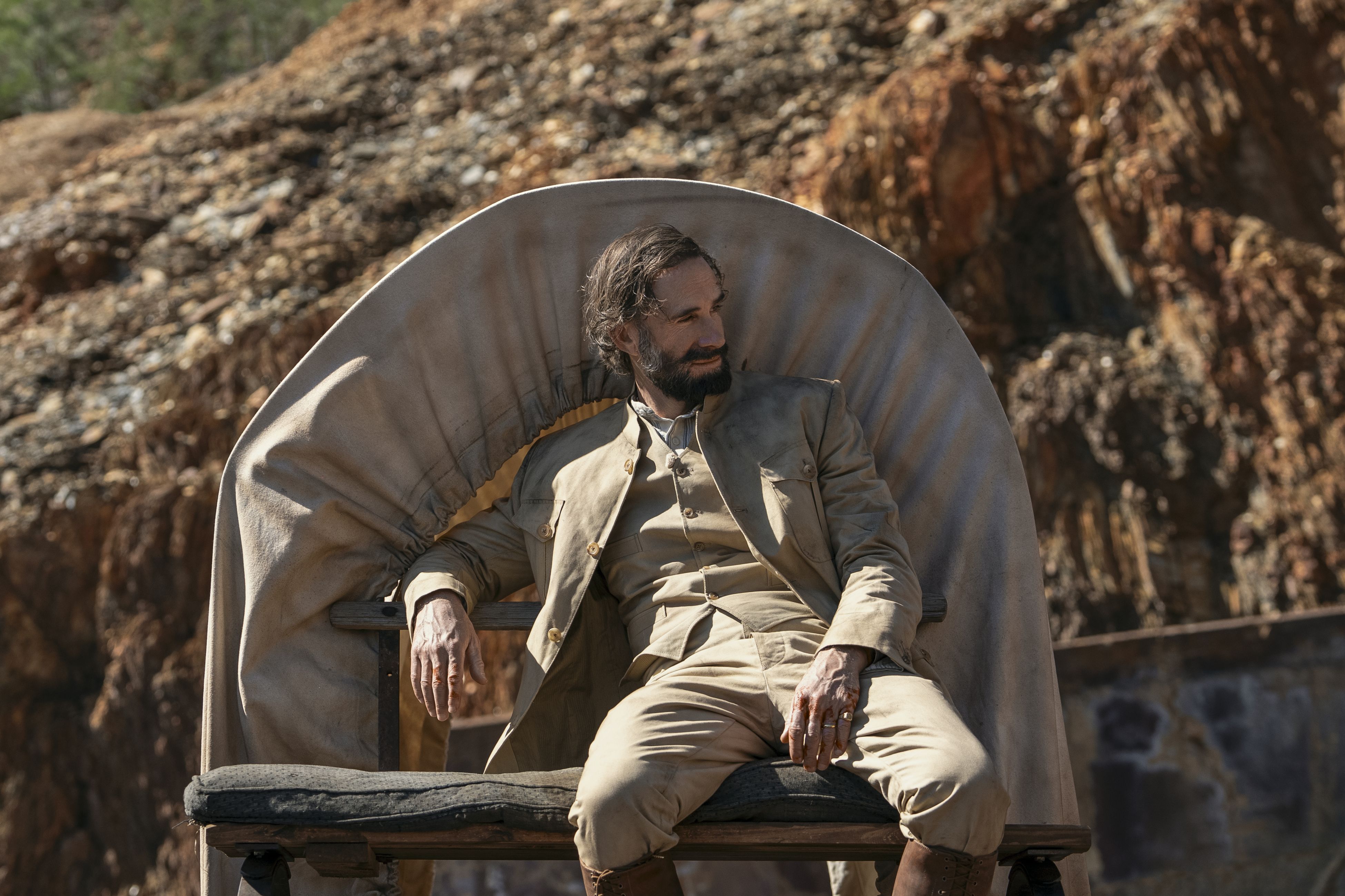 Jospeh Fiennes, im wahren Leben der Onkel von Sherlock-Darsteller Hero Fiennes Tiffin, spielt in der Serie seinen Vater Silas