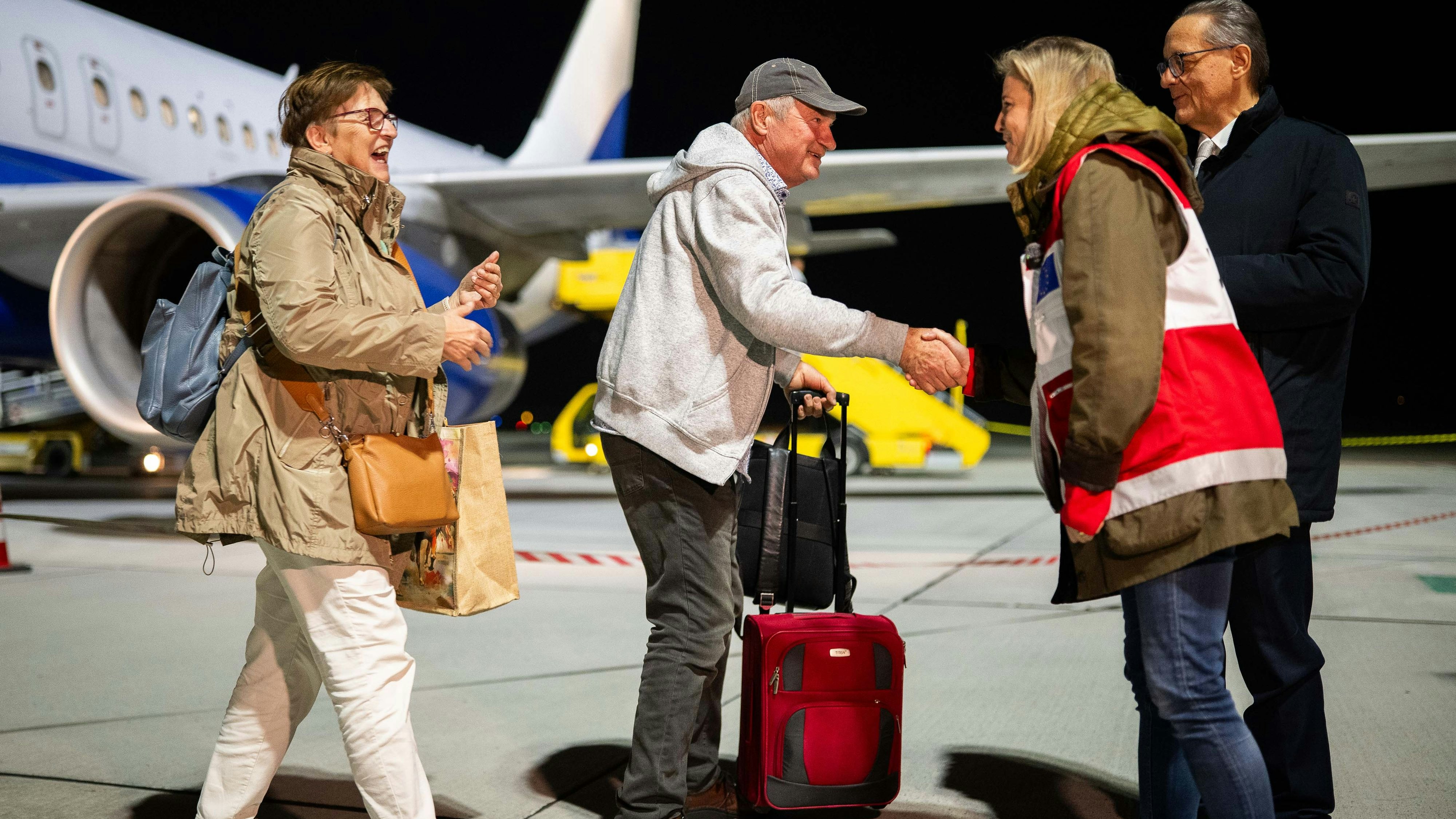 Soll ich Ihnen irgendwie beim Gepäck helfen? Nein danke, wir haben es schon schwer genug