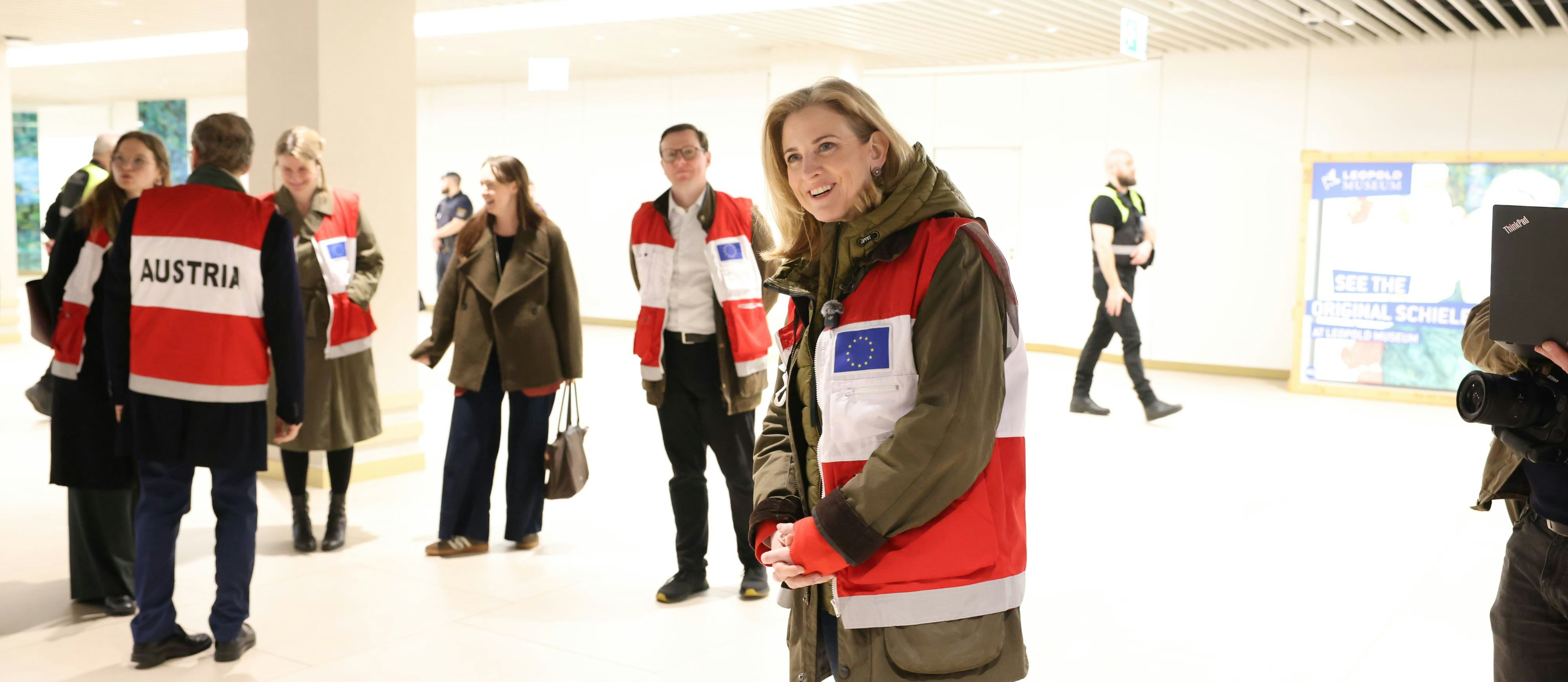 ... sie trägt ihre Krisenjacke, aber noch fehlen die Opfer ...