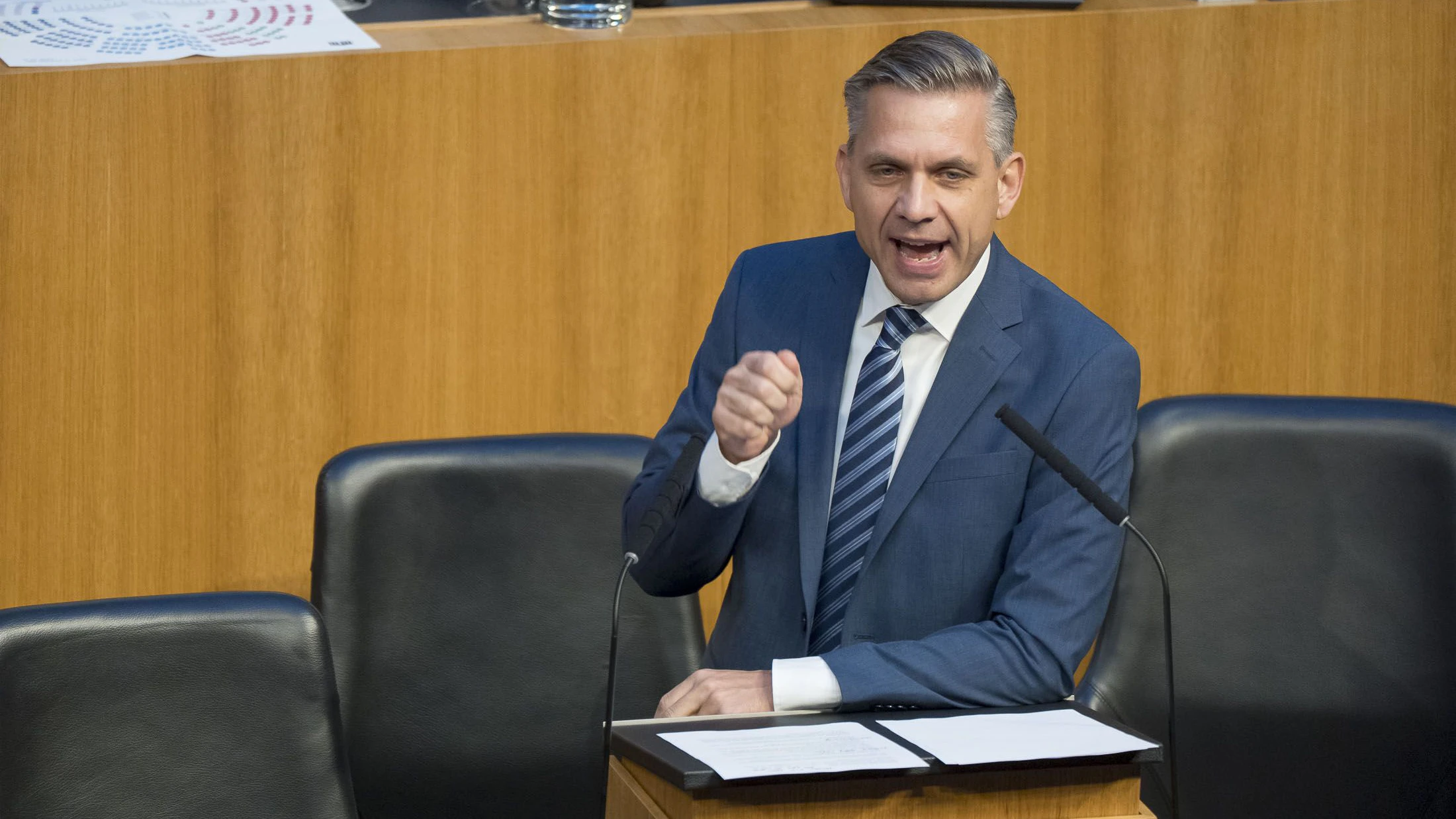 Wirtschaftsminister Wolfgang Hattmannsdorfer sagt Spritpreis-Abzockern den Kampf an.